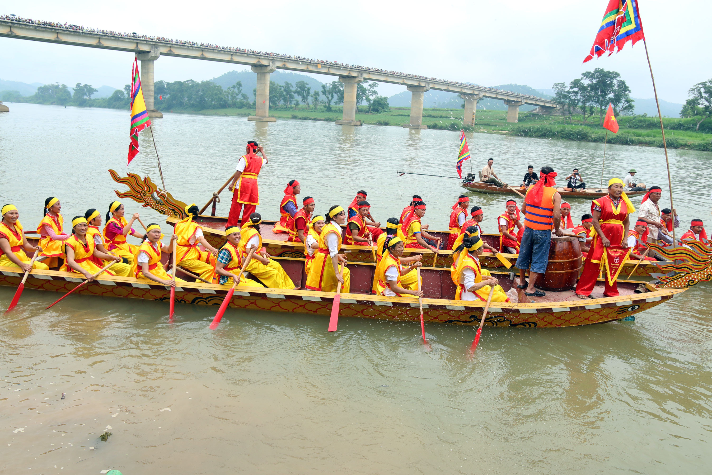 Giải đua thuyền năm nay có 4 đội với hơn 70 vận động viên đến từ các huyện Anh Sơn, Tân Kỳ, Con Cuông tham dự. Mục đích chính của cuộc đua lần này là khôi phục lại lễ hội truyền thống của cha ông đồng thời tạo không khí vui vẻ, sôi nổi cho ngày nghỉ lễ. Ảnh: Đào Thọ 