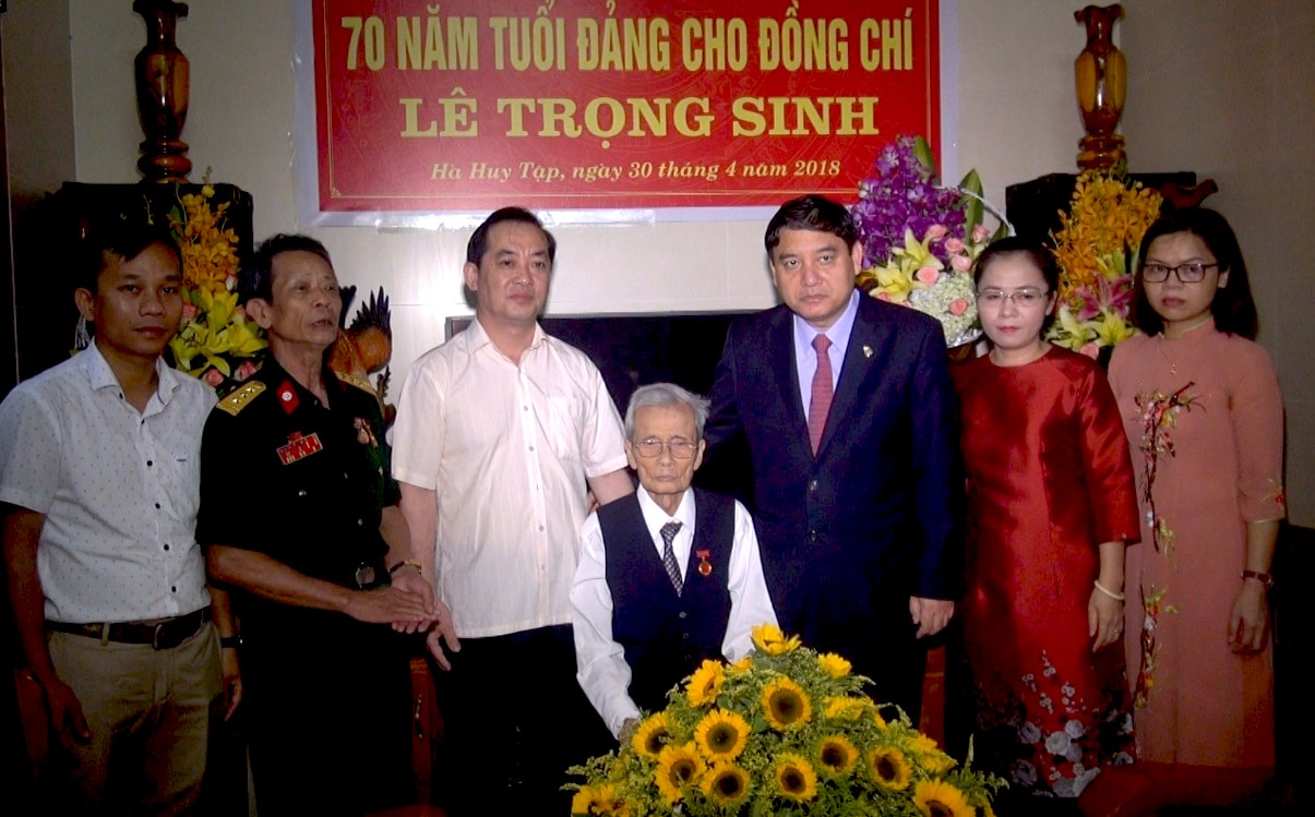Bí thư Tỉnh ủy chụp ảnh lưu niệm cùng đảng viên