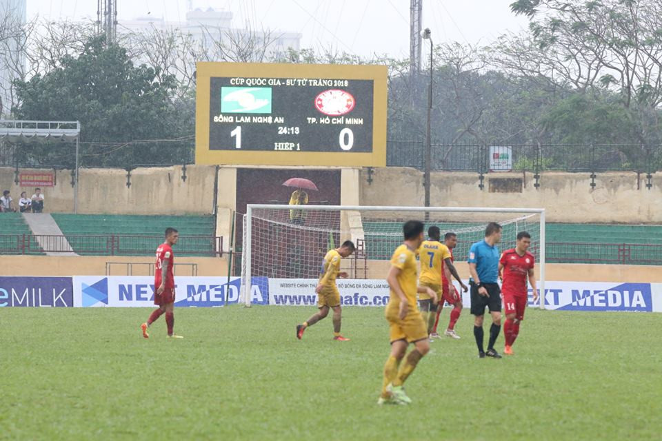 Dù đã rất rắn vẫn không ngăn CLB TP HCM chịu thêm trận thua 0-2 trước SLNA Ảnh: Dũng Nguyễn