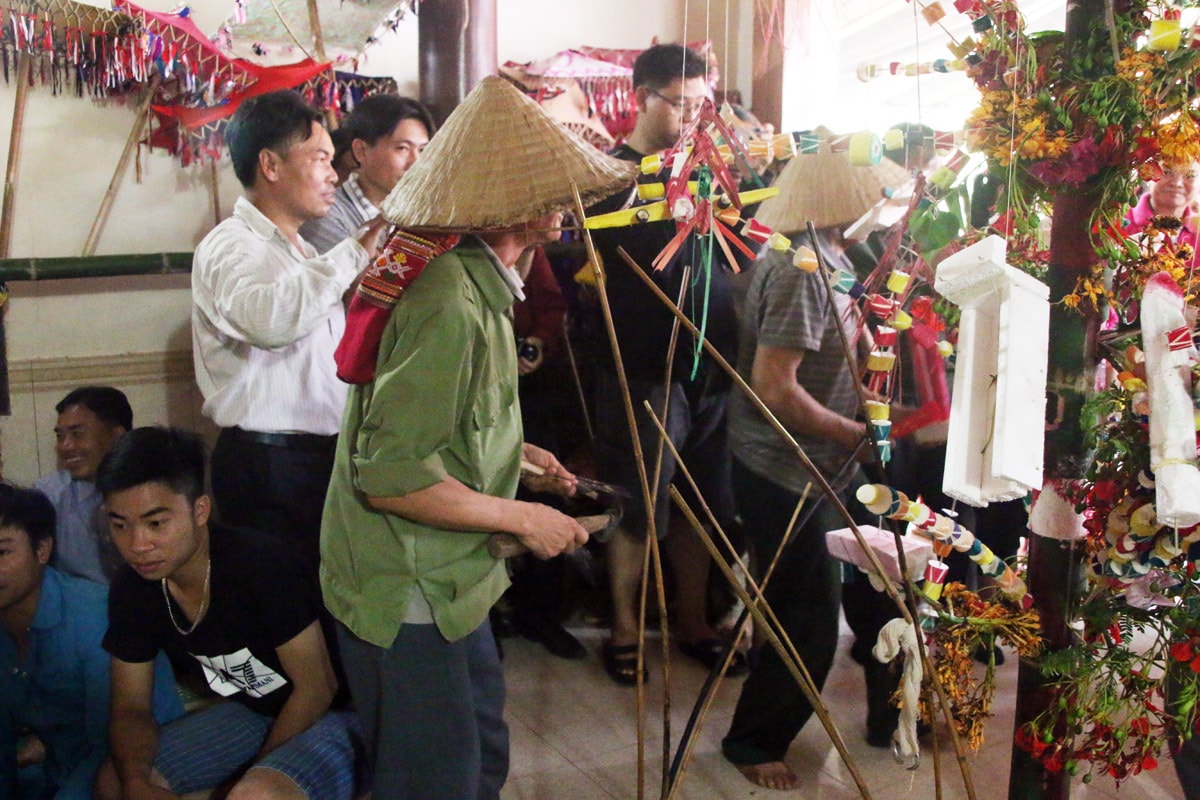 CẢnh rèn dao, mô phỏng công việc thường ngày trong truyền thống tại những bản làng người Thái. Ảnh : Lô May Hằng