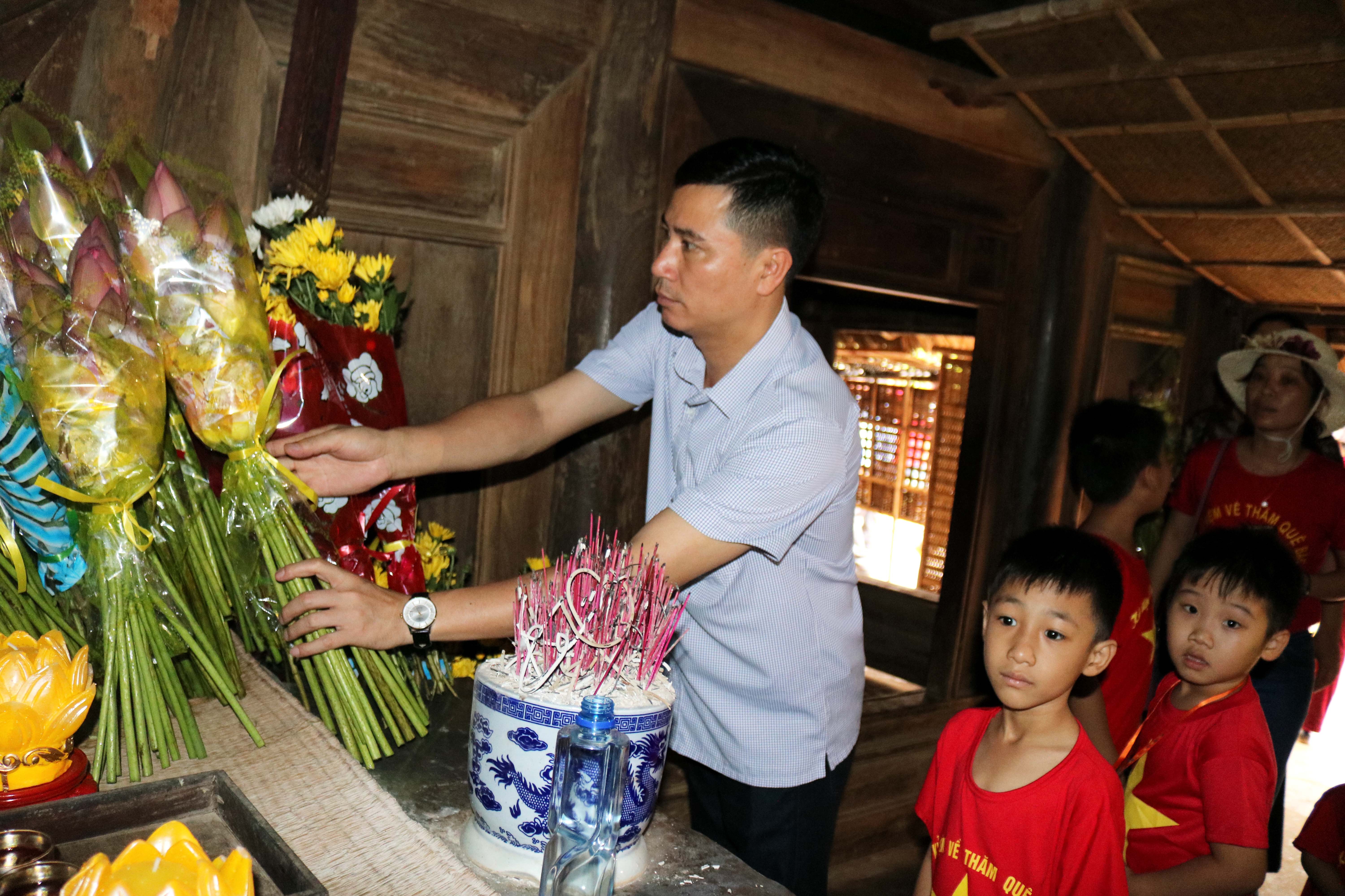 Thành Kính dâng lên bàn thờ thân mẫu Bác Hồ những bó hoa tươi, thể hiện tấm lòng biết ơn vô hạn đối với các tiền nhân đã có công sinh thành dưỡng dục người con vĩ đại của dân tộc. Ảnh: Huy Thư