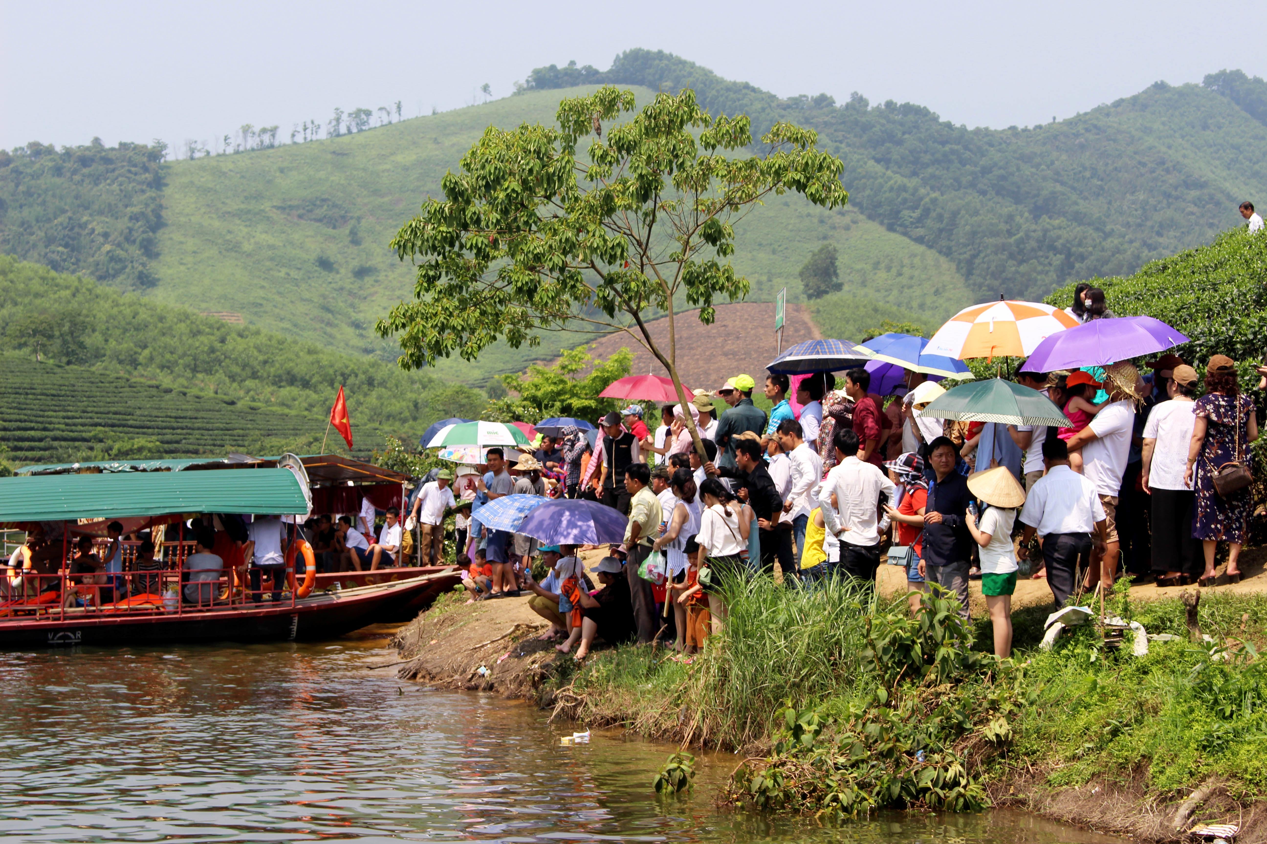 Quá trưa, du khách vẫn còn chật các bến thuyền. Dịp lễ này là cơ hội cho nhiều người đi tham quan nghỉ dưỡng, còn đối với các nhà thuyền trên đảo chè Cầu Cau là một dịp làm ăn hót nhất trong năm. Ảnh: Huy Thư