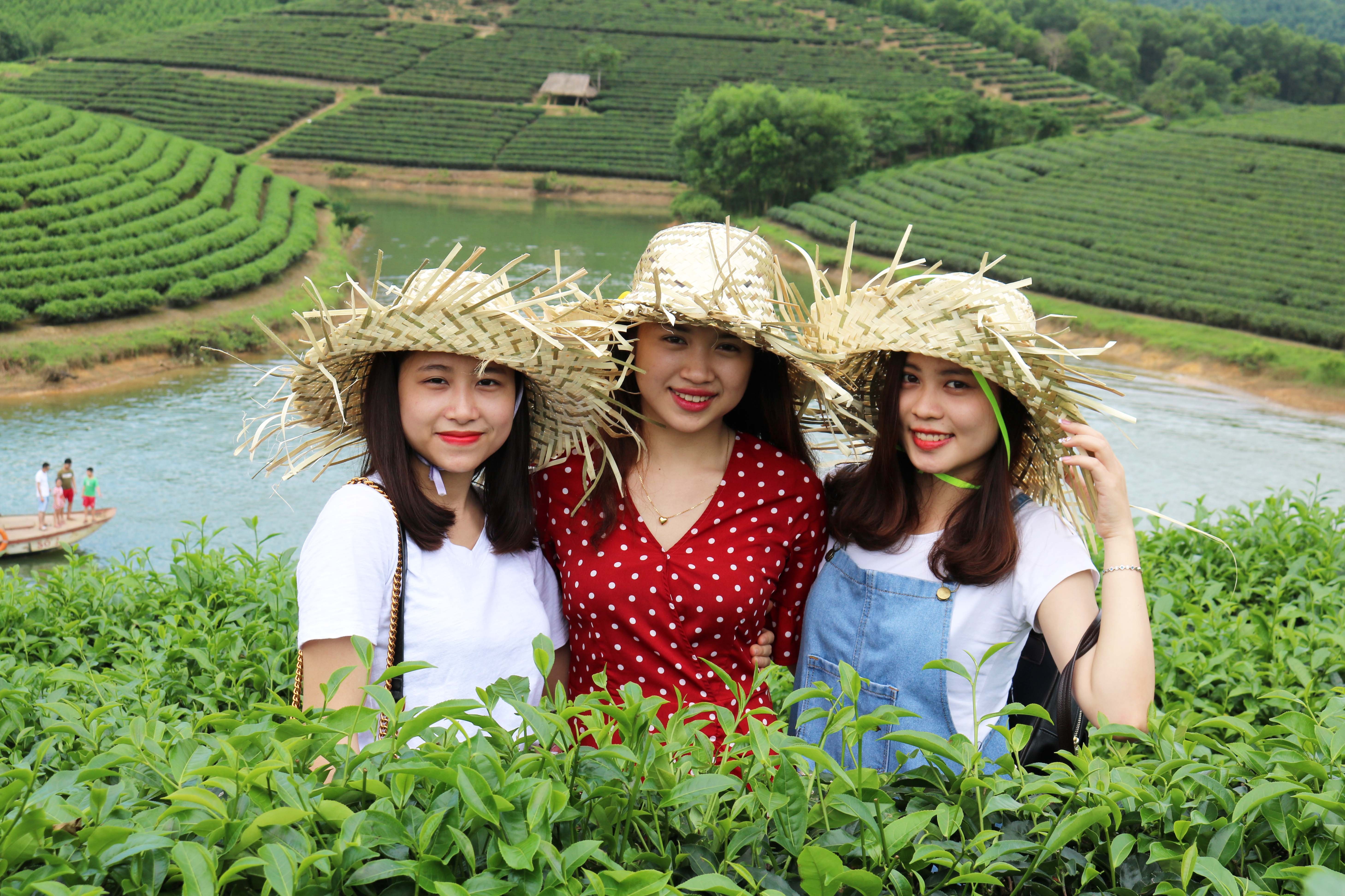 Những chiếc mũ “tua rua” phát huy hiệu quả dưới nắng hè, vừa che nắng vừa làm đẹp cho du khách.  Ảnh: Huy Thư