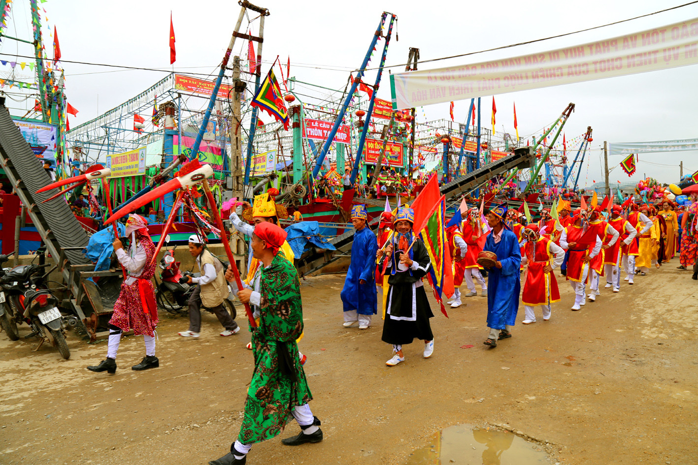 Lễ rước và màn diễn xướng của đội “Trò Thiên Vương” do các làng tổ chức. Ảnh Cảnh Yên