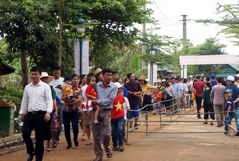 Du khách xếp hàng vào thăm quê Bác. Ảnh: Hiến Tùng