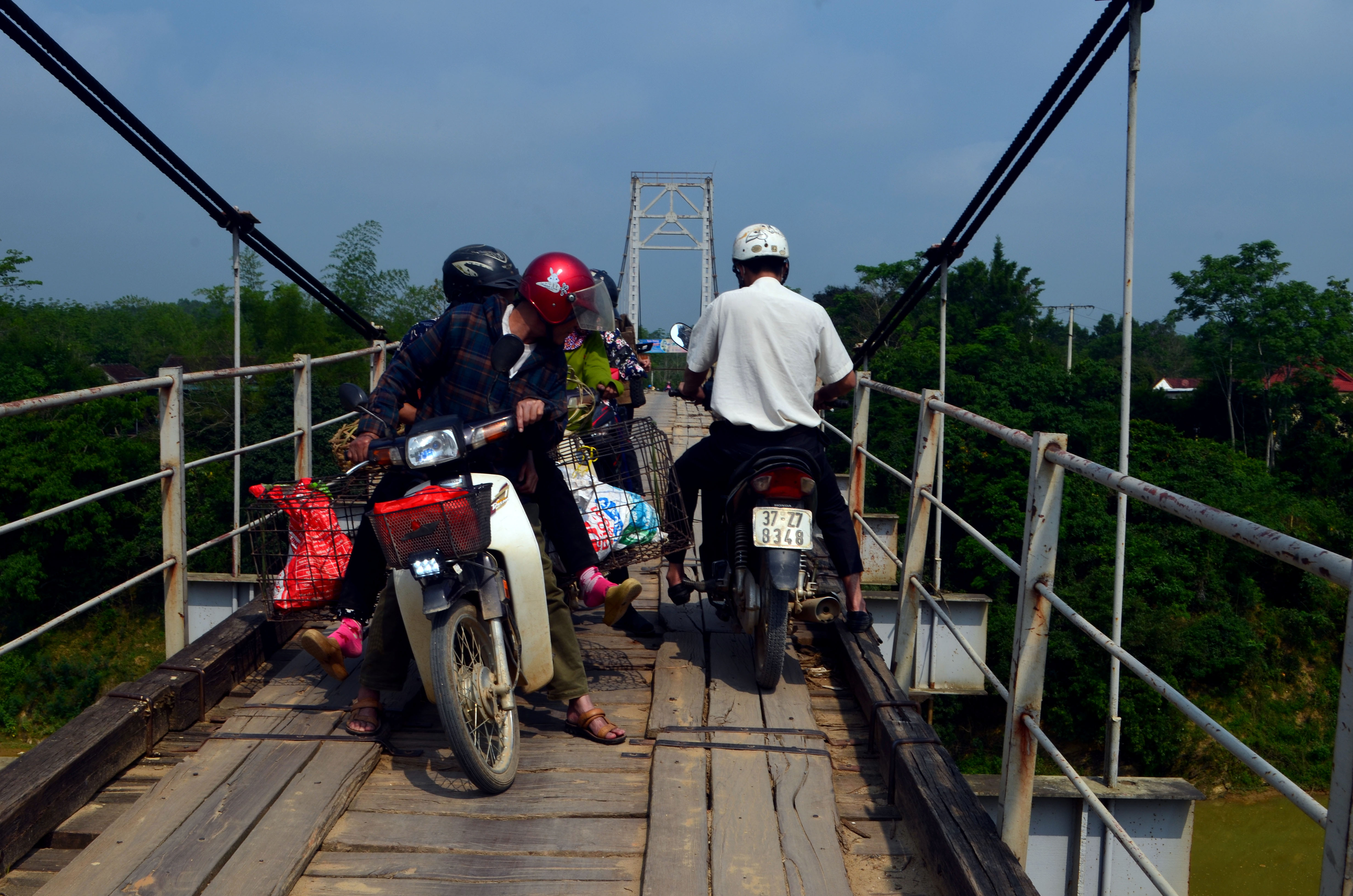 Cầu treo An Ngãi dài 180m, rộng 2m, được xây dựng từ năm 2007. Cầu nối liền hai xã Tân An và Tân Hương và được xem là ‘cửa ngõ’ của người dân xã … để đến với trung tâm huyện Tân Kỳ. Mỗi ngày có hàng trăm lượt người qua lại, phần đông là các em học sinh trường THCS, THPT xã Tân Hương sang xã  Tân An để đi học. Ảnh: Xuân Thủy