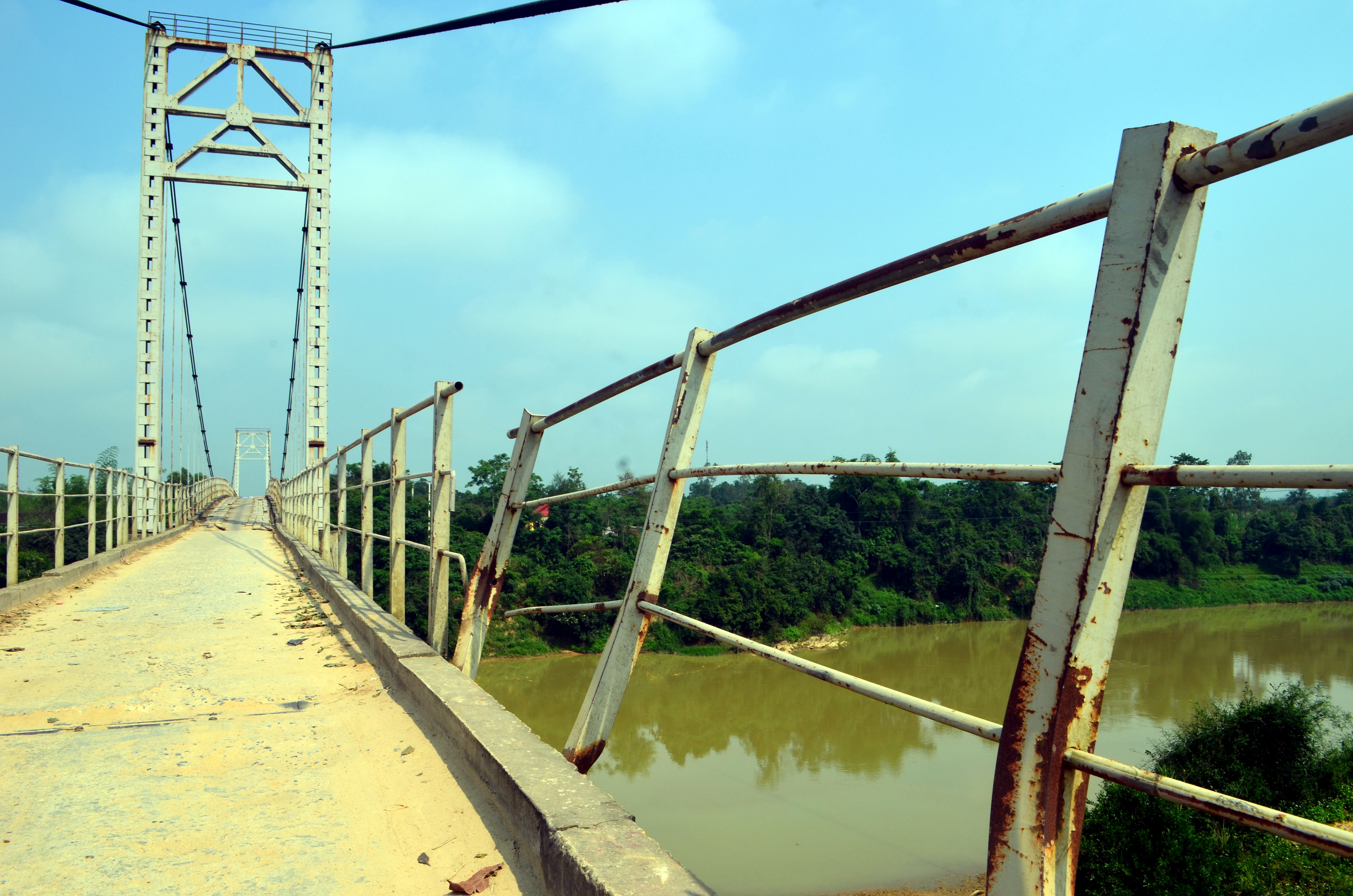 Hệ thống thành cầu đã bị tách ra, nhiều đoạn mất tác dụng che chắn cho người và phương tiện lưu thông.