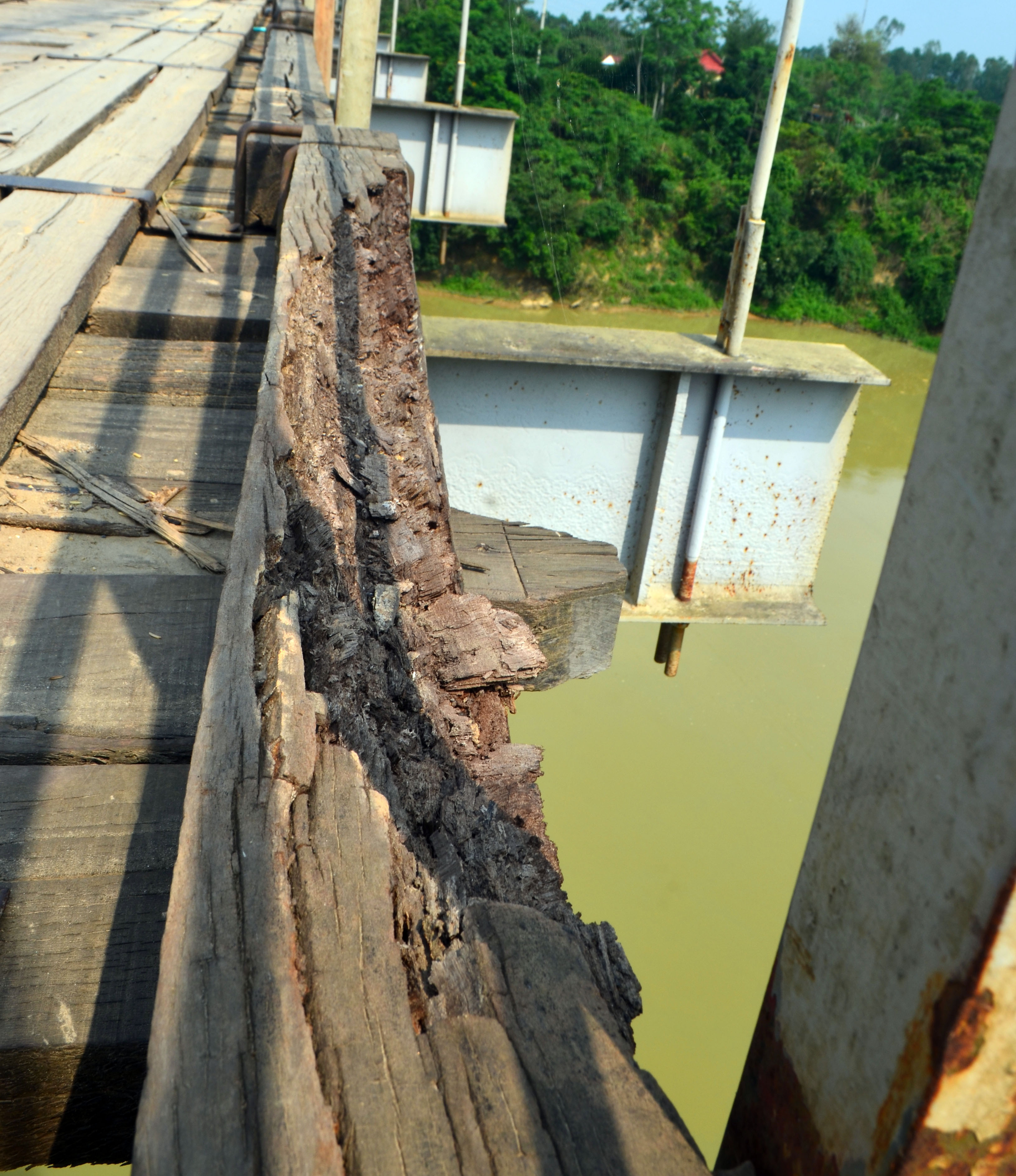 Những thanh gỗ lớn qua thời gian dài không được tu sửa đã mục nát và sắp sửa rơi ra khỏi thành cầu.