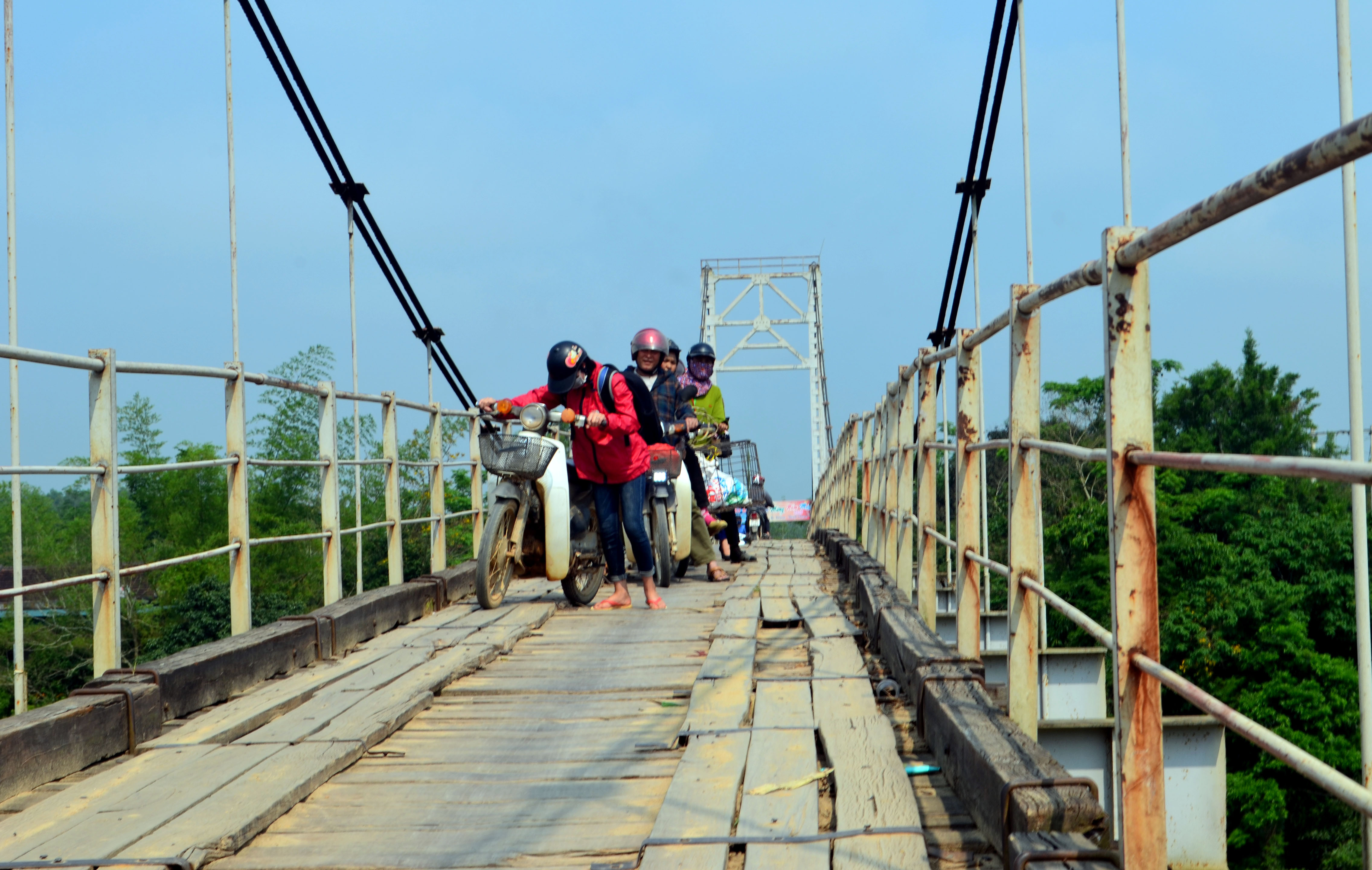 Ông Cao Tiến Thìn, Chủ tịch UBND xã Tân An cho biết, từ ngày đưa vào sử dụng cho đến nay cầu đã qua 3 lần tu sửa, xã làm 2 lần và huyện 1 lần. “Tình trạng xuống cấp này đã có từ 3 đến 4 năm nay. Rất may chưa có thiệt mạng về người, tuy nhiên bị tai nạn trên cầu thì xảy ra nhiều lần rồi” _ ông Thìn nói.