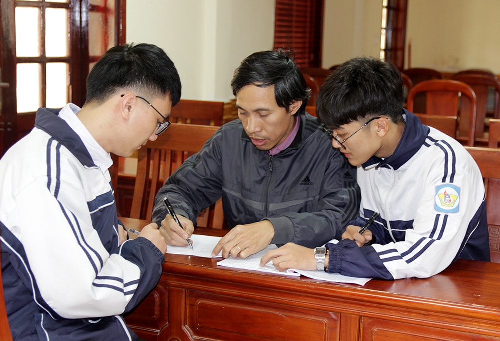 Thầy giáo Mai Văn Quyền và hai học sinh Trường THPT chuyên Phan Bội Châu trong những ngày chuẩn bị cho cuộc thi quốc tế. Ảnh: Mỹ Hà