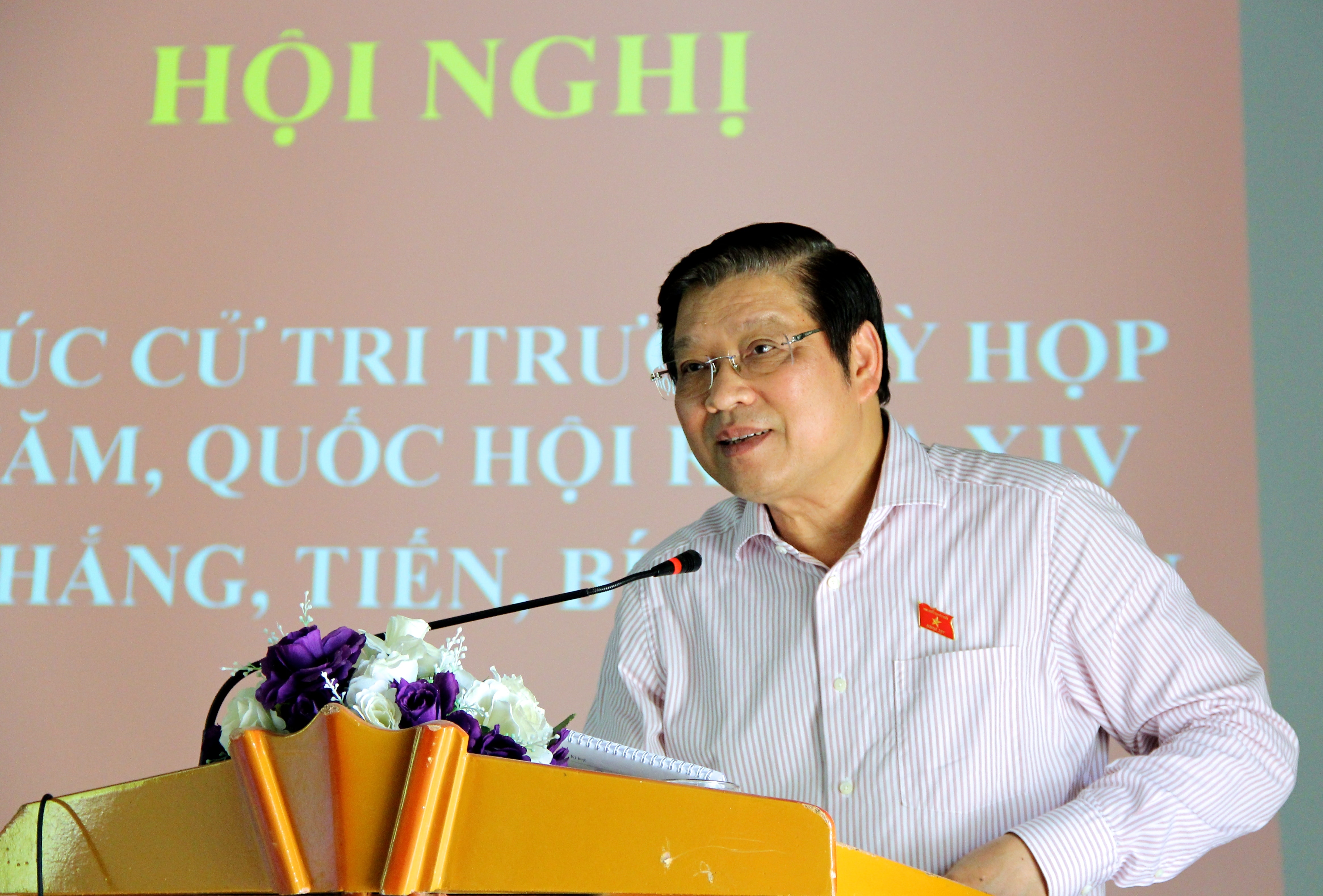 Bí thư Trung ương Đảng Phan Đình Trạc trực tiếp giải trình những kiến nghị của cử tri huyện Quỳ Châu. Ảnh: Mỹ Nga 