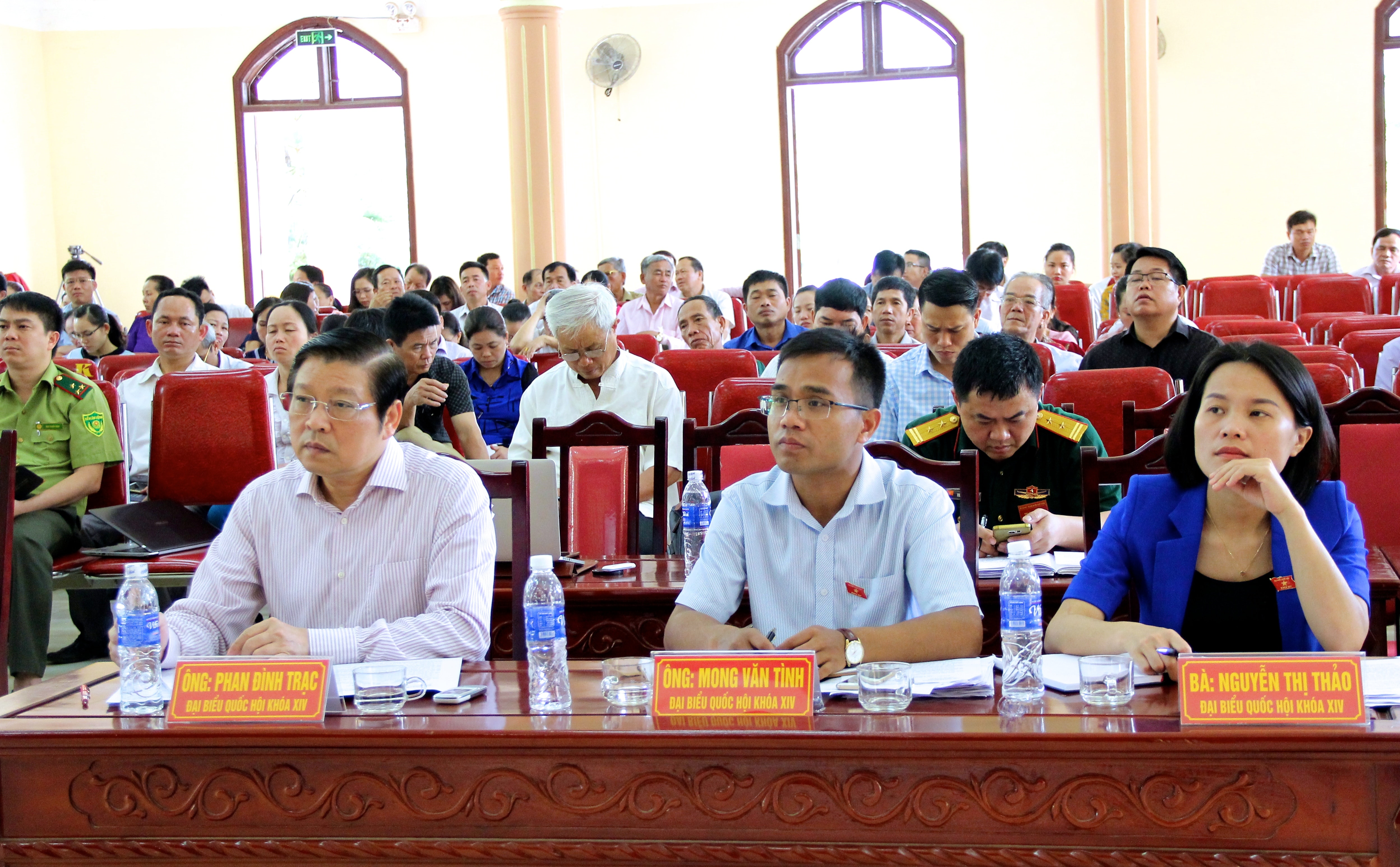 Các đại biểu quốc hội tiếp xúc cử tri tại thị trấn Kim Sơn, huyện Quế Phong. Ảnh: Mỹ Nga 