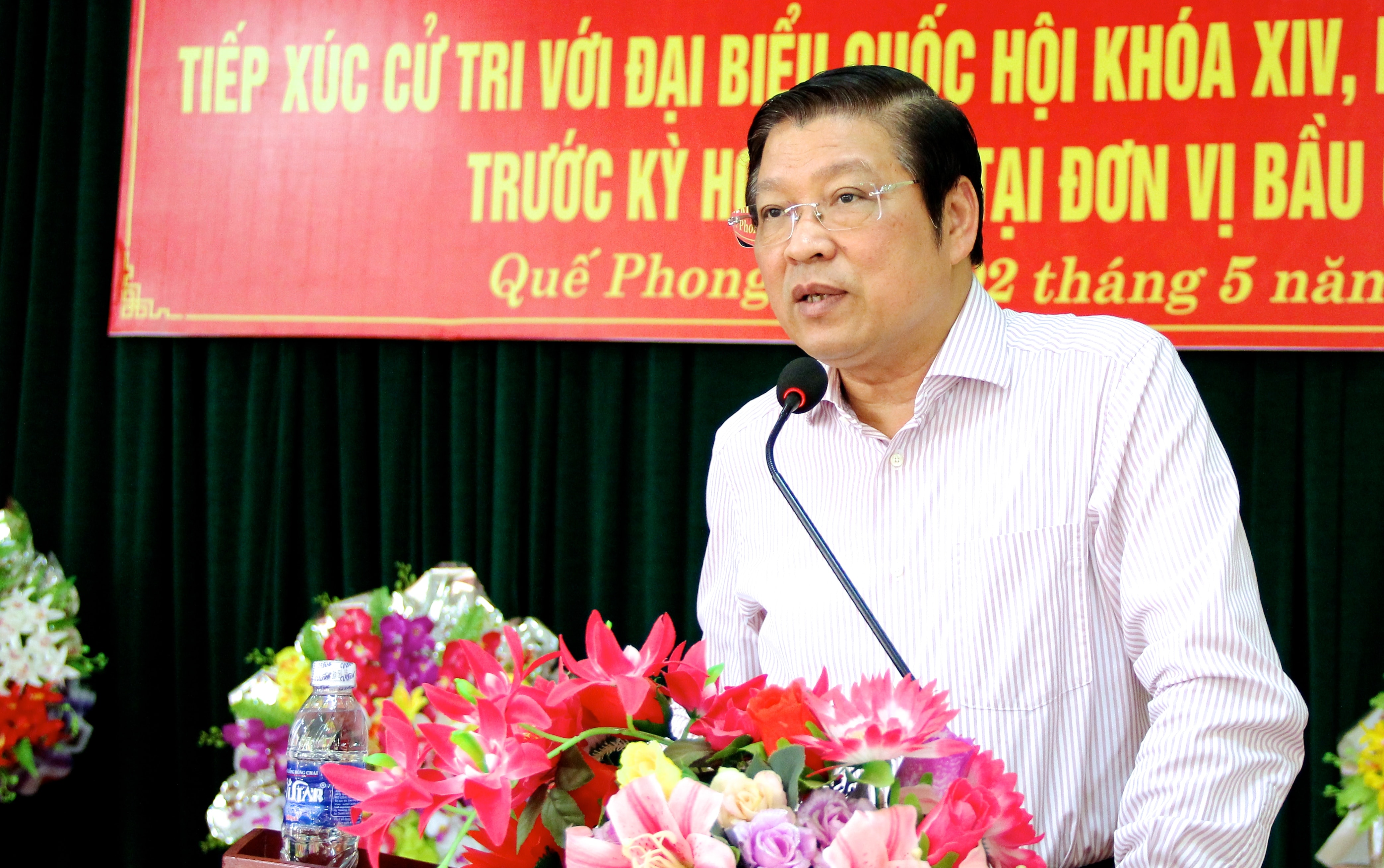 Bí thư Trung ương Đảng Phan Đình Trạc trực tiếp giải trình những kiến nghị của cử tri. Ảnh: Mỹ Nga 