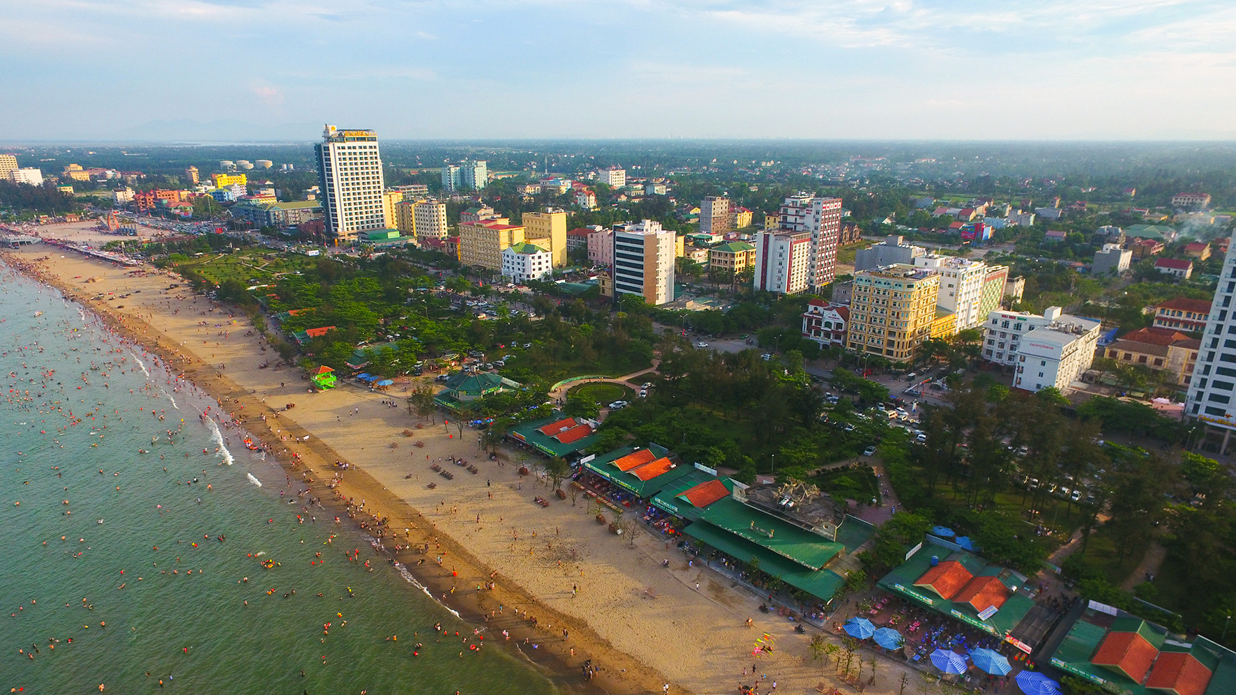 Cửa lò hiện lê như một thành phố nổi với nhiều nhà cao ốc nguy nga tráng lệ - Ảnh: Sách Nguyễn