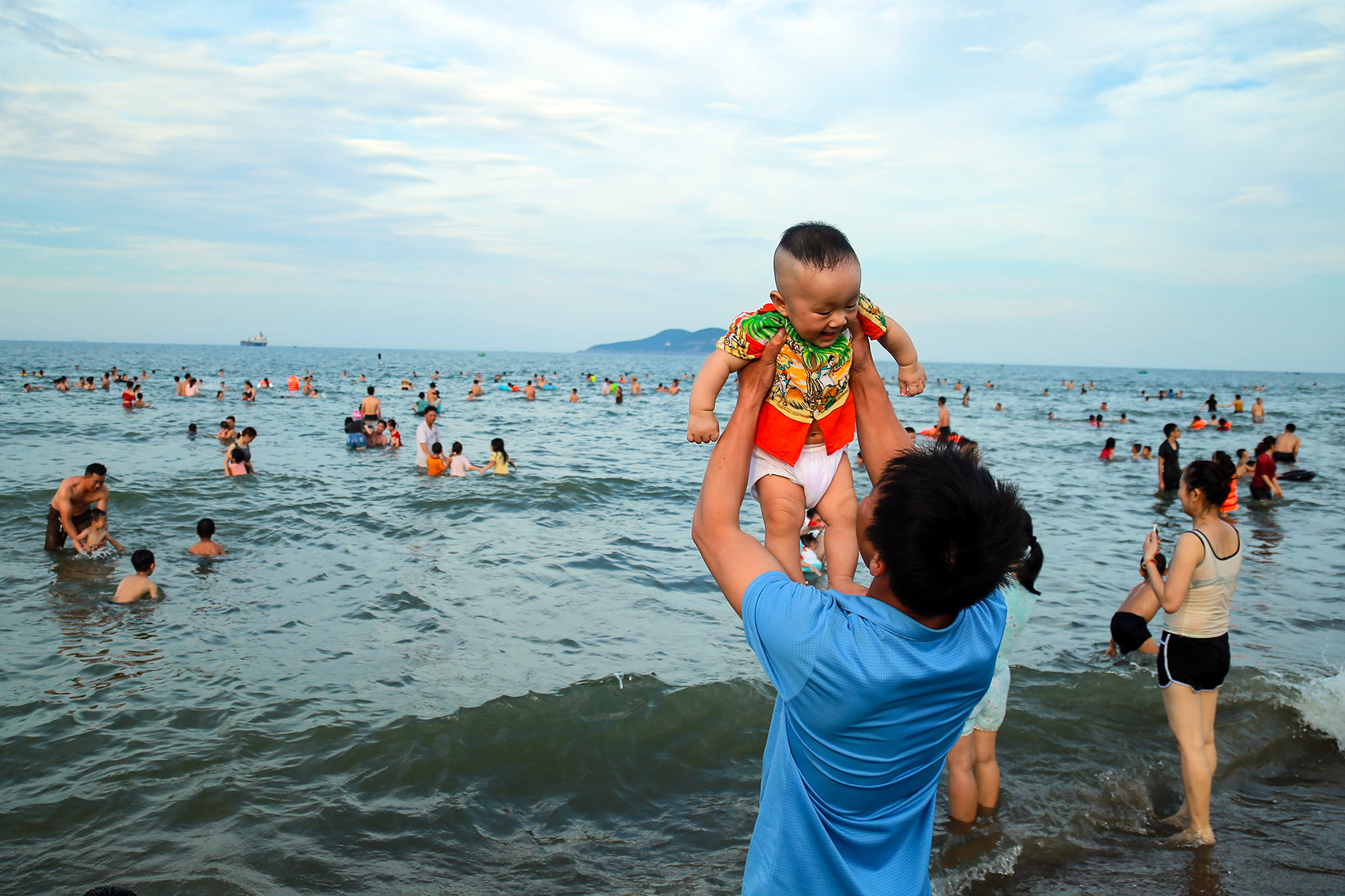 Trẻ thơ thích thú khi được cùng Bố hóng gió biển Cửa Lò - Ảnh: Sách Nguyễn 
