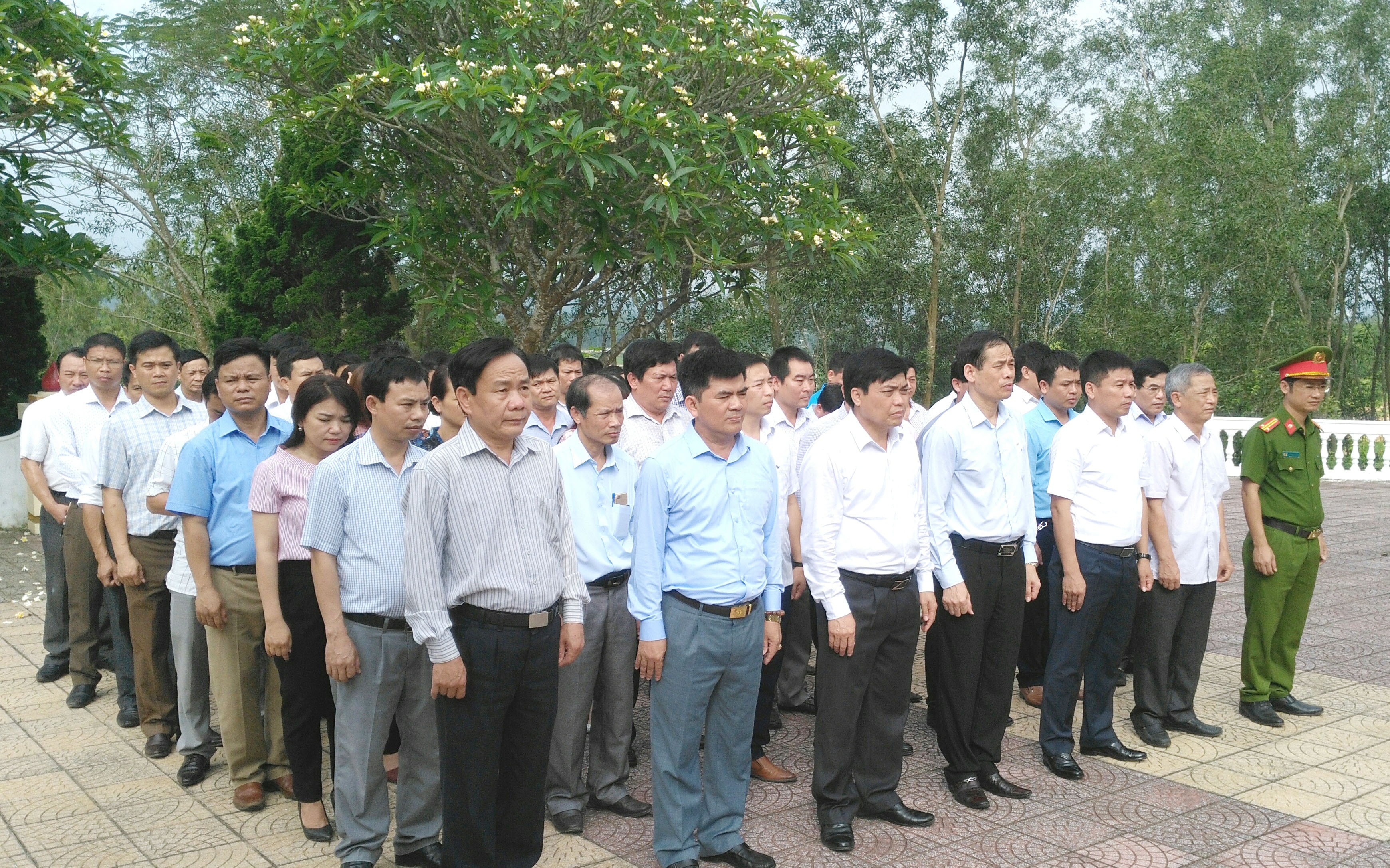 Lãnh đạo thị xã Thái Hòa và các đại biểu tưởng nhớ công ơn của các anh hùng liệt sỹ. Ảnh: Hoàng Thủy