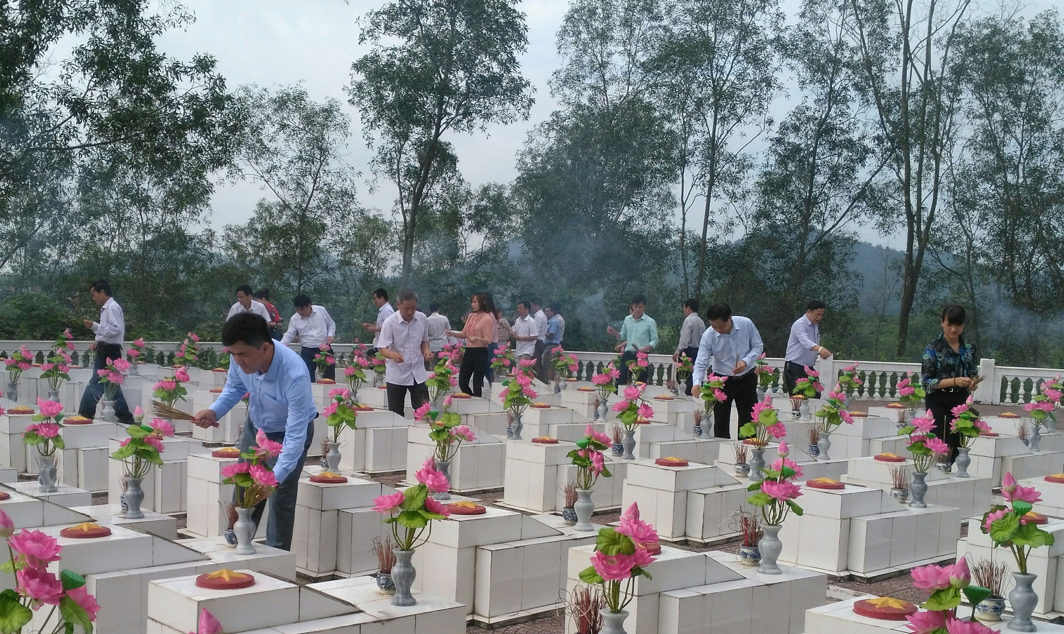 Cán bộ, công chức và đoàn viên thanh niên thắp hương tại Nghĩa trang liệt sỹ thị xã Thái Hòa. Ảnh: Hoàng Thủy