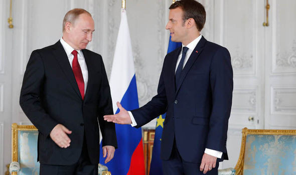 Tổng thống Nga Vladimir Putin và Tổng thống Pháp Emmanuel Macron. Ảnh: Daily Express