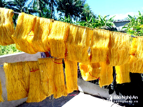 Giá tơ thành phẩm hiện nay là 800.000 - 1.000.000 đồng/kg, từ đây được đưa đi tiêu thụ ở Hà Nội, Lào, Thái Lan và dệt tại các làng dệt ở Nghệ An do JICA hỗ trợ. Ảnh: Quang An    