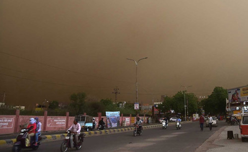 Cơn bão làm đen kịt bầu trời nhiều khu vực ở bang Rajasthan hôm qua. Ảnh: PTI.