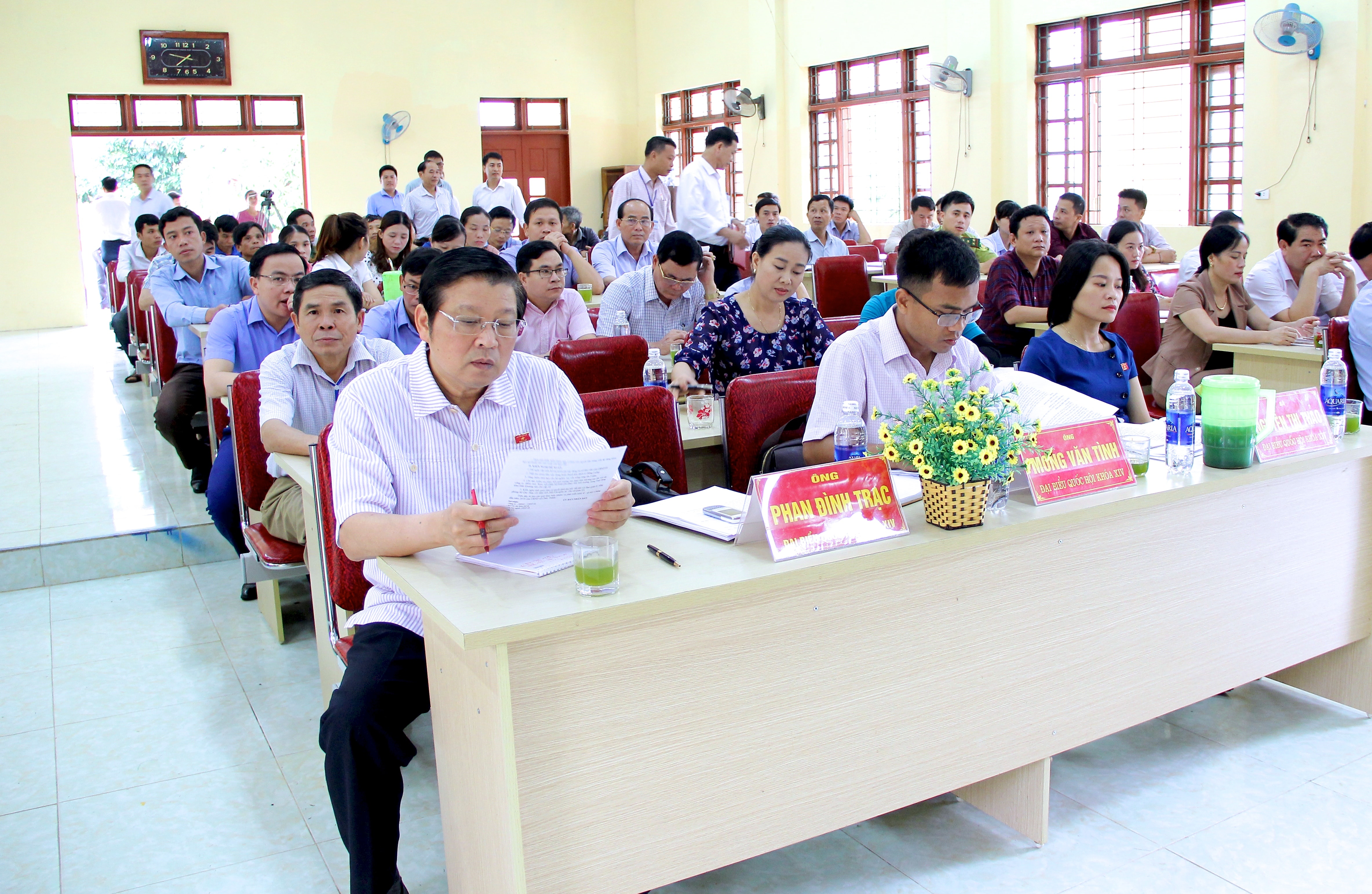 Các đại biểu Quốc hội lắng nghe những ý kiến của cử tri. Ảnh: Mỹ Nga 