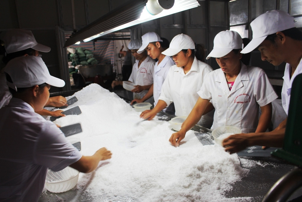  Công nhân Nhà máy chế biến sản phẩm muối thô thành muối I ốt để xuất khẩu đi các nước. Ảnh Việt Hùng.