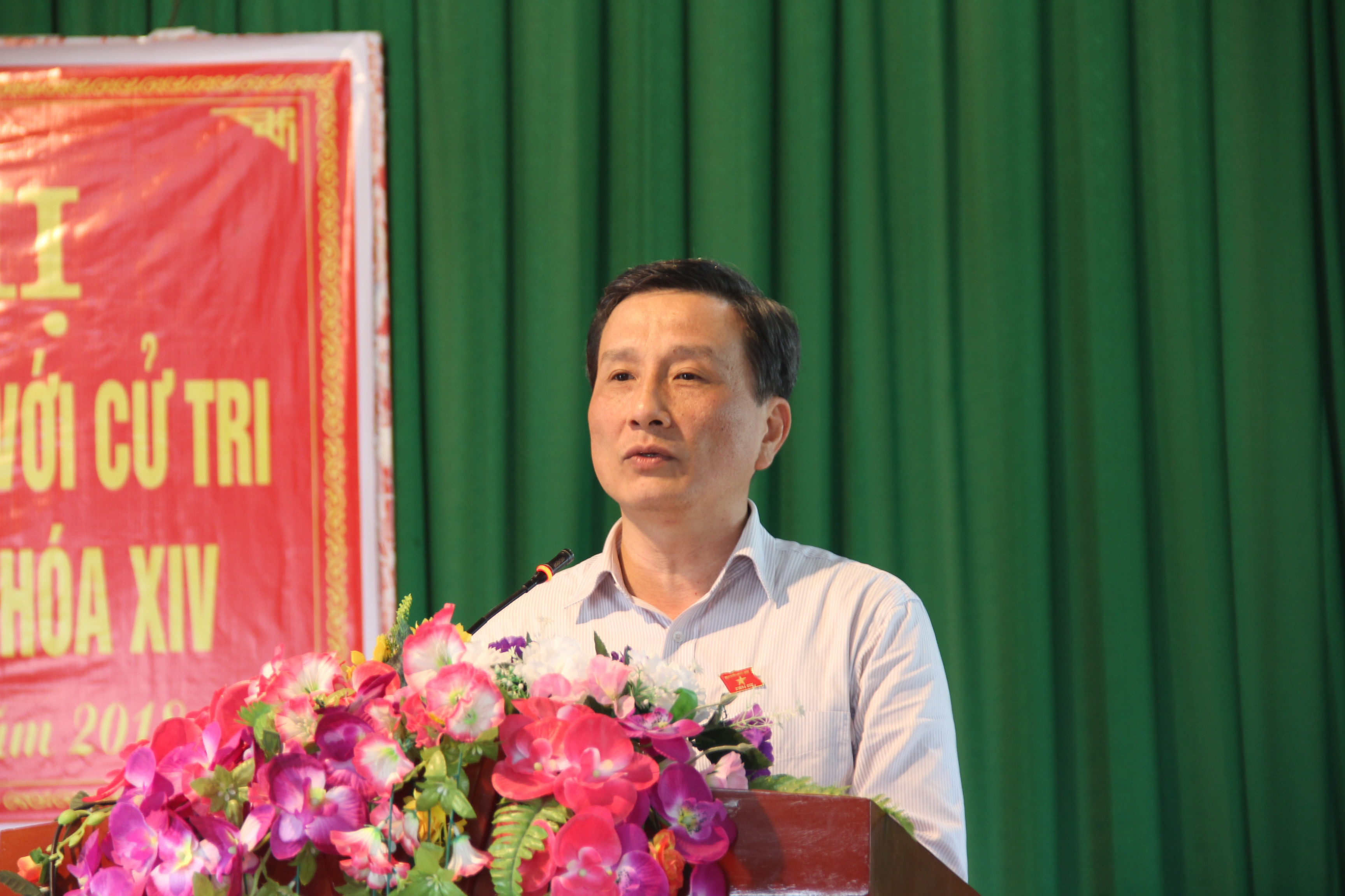 Ông Lê Quang Huy thông báo dự kiến chương trình kỳ họp thứ 5 Quốc hội khóa XIV tới cử tri huyện Đô Lương. Ảnh: Hoài Thu