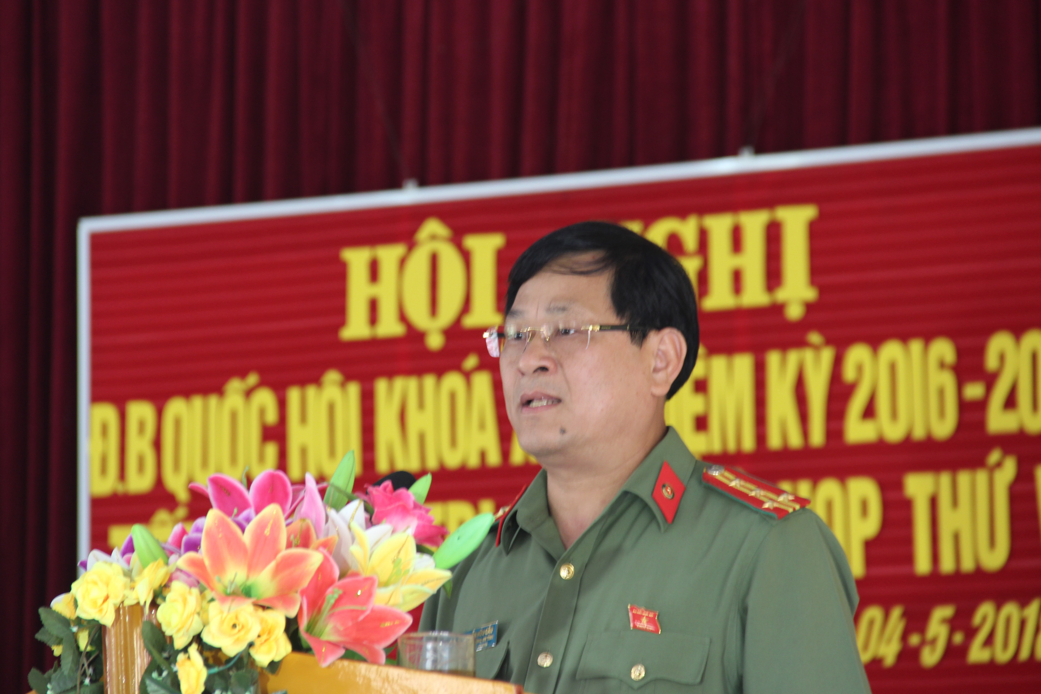 Đại biểu Nguyễn Hữu Cầu trả lời các ý kiến của cử tri huyện Anh Sơn. Ảnh: Hoài Thu