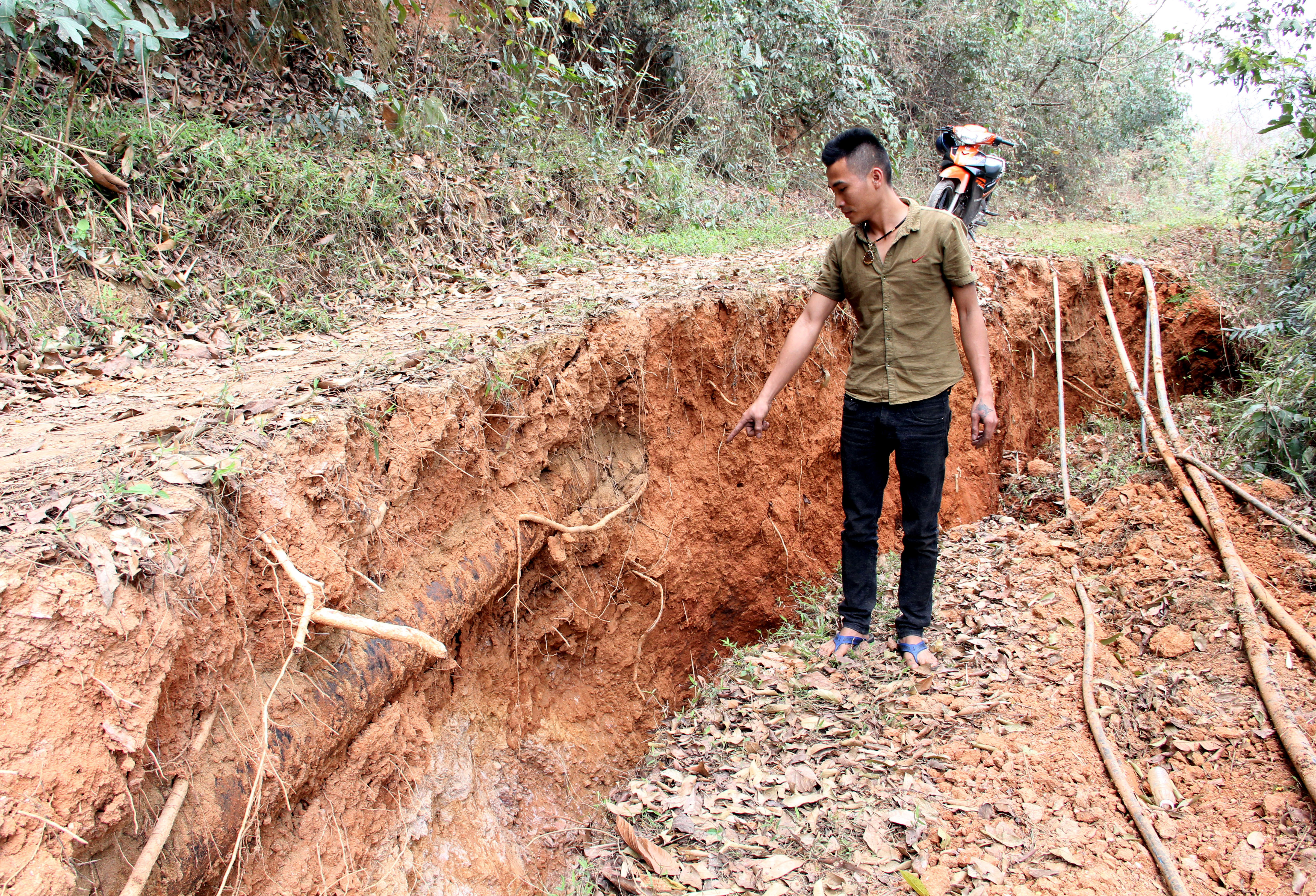 Vết nứt xuất hiện trong ngày 15/3 trên quả đồi ở thị trấn Mường Xén. Ảnh: Hồ Phương