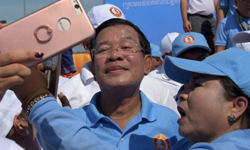 Thủ tướng Hun Sen chụp ảnh cùng người ủng hộ trước một vòng bầu cử cấp cơ sở năm 2017. Ảnh:AFP.