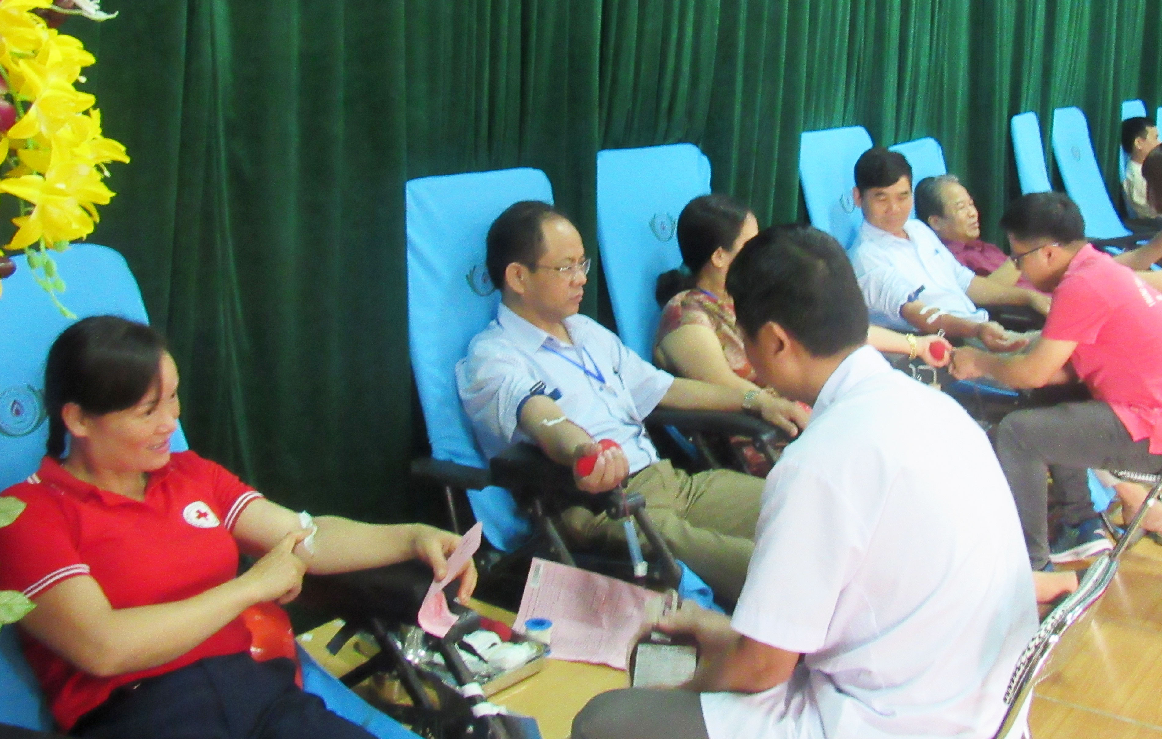 Đông đảo cán bộ và người dân tham gia hiến máu tình nguyện. Ảnh: Đinh Thùy