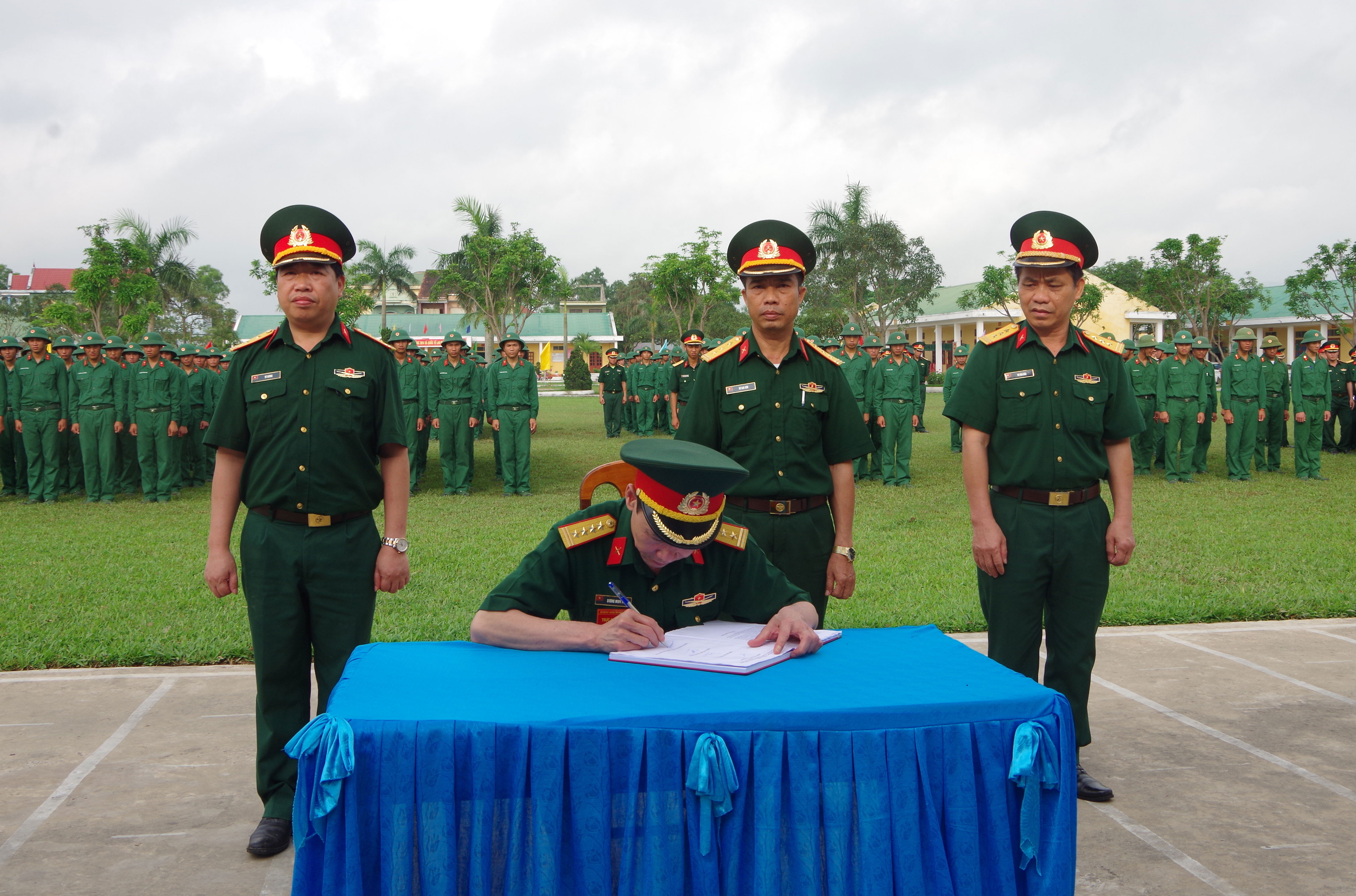 Đại tá Dương Minh Hiền, Phó chỉ huy trưởng Bộ CHQS tỉnh ký chấp nhận giao ước thi đua giữa các đơn vị. Ảnh: Trọng Kiên  