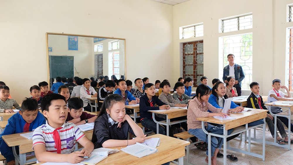 Giờ học của học sinh Trường THCS Môn Sơn - Con Cuông. Với những trường này, học sinh là người dân tộc thiểu số được hưởng chính sách tuyển thẳng và ưu tiên cộng điểm. Ảnh - Mỹ Hà