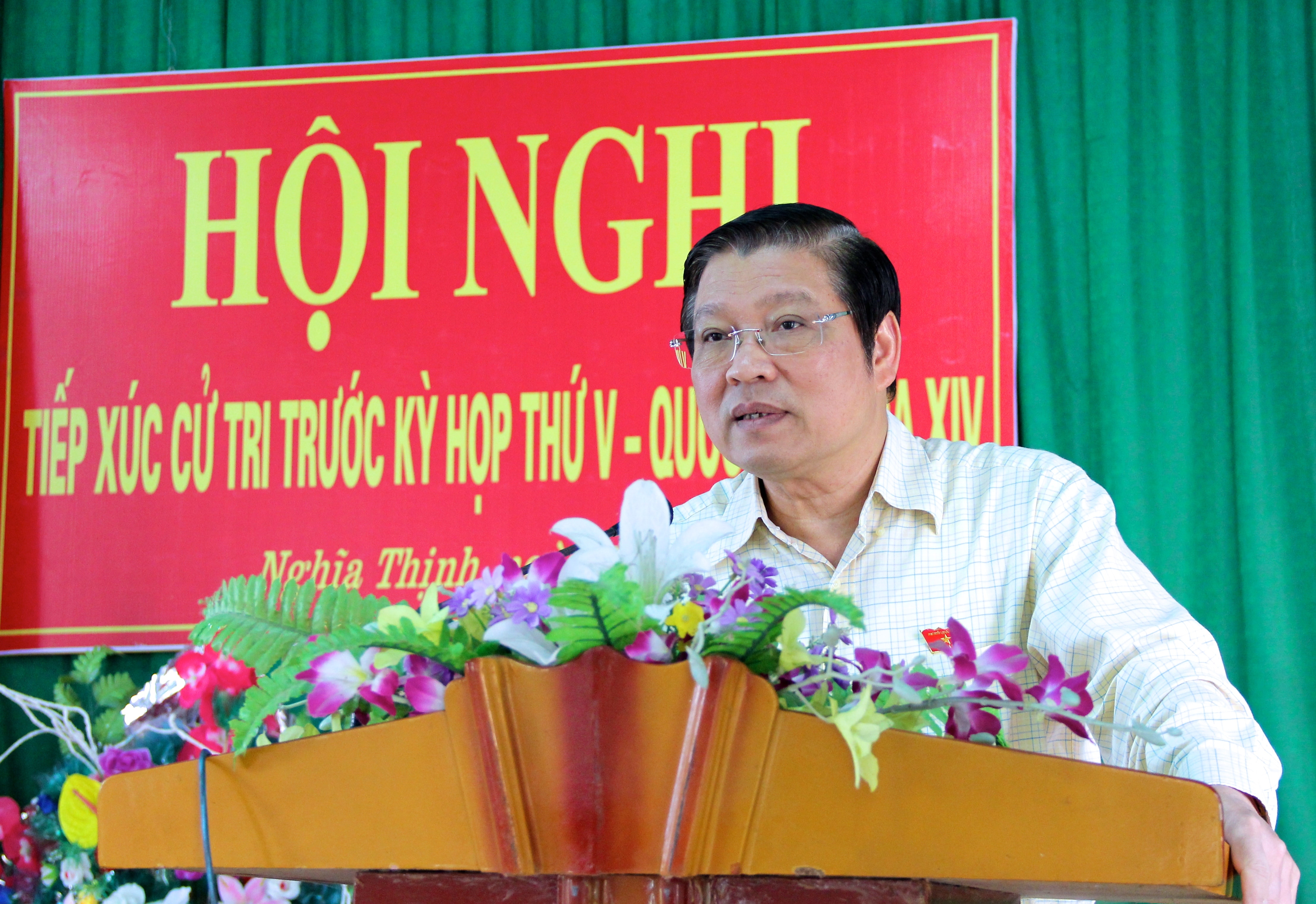 Thay mặt đoàn ĐBQH, Bí thư Trung ương Đảng Phan Đình Trạc trực tiếp giải trình một số vấn đề cử tri quan tâm. Ảnh: Mỹ Nga. 