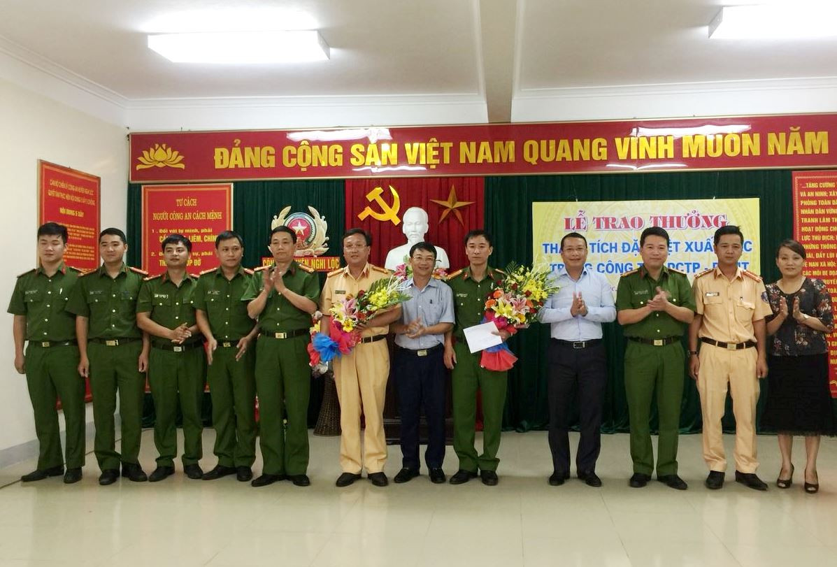Lãnh đạo Công an tỉnh và Huyện ủy, UBND huyện Nghi Lộc trao thưởng cho Công an Nghi Lộc vì có thành tích phá 3 chuyên án lớn. Ảnh: N.H