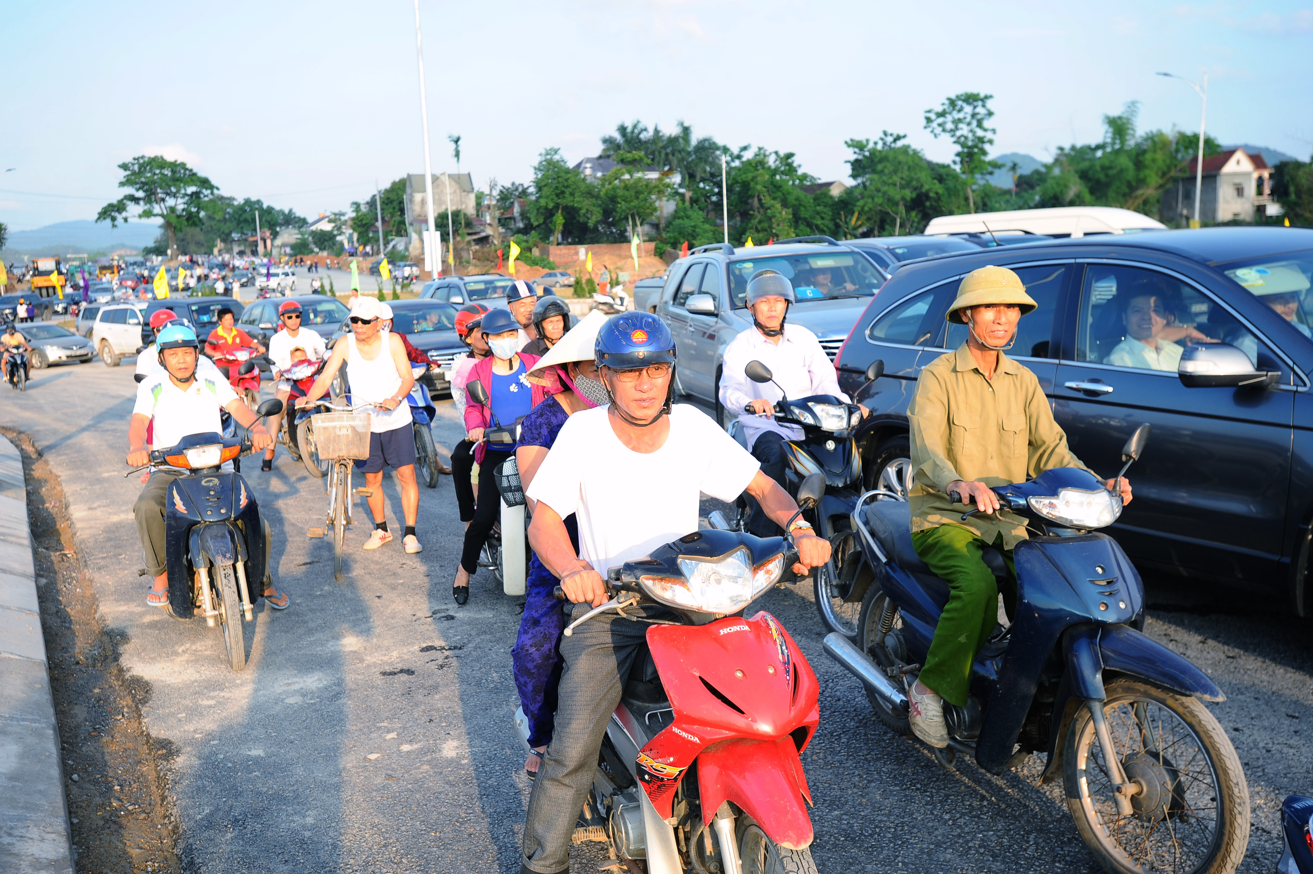 Đông đảo người dân thị xã Thái Hòa dự lễ thông xe kỹ thuật cầu Hiếu II và đường hai đầu cầu. Ảnh: Thành Cường