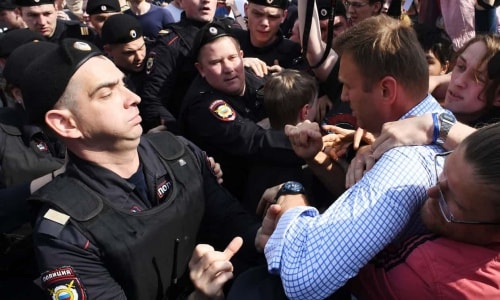 Cảnh sát bắt Navalny. Ảnh: AFP.