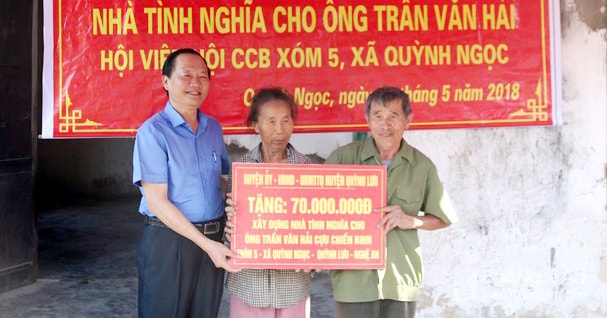 Lãnh đạo huyện Quỳnh Lưu trao số tiền hỗ trợ cho gia đình CCB Trần Văn Hải.