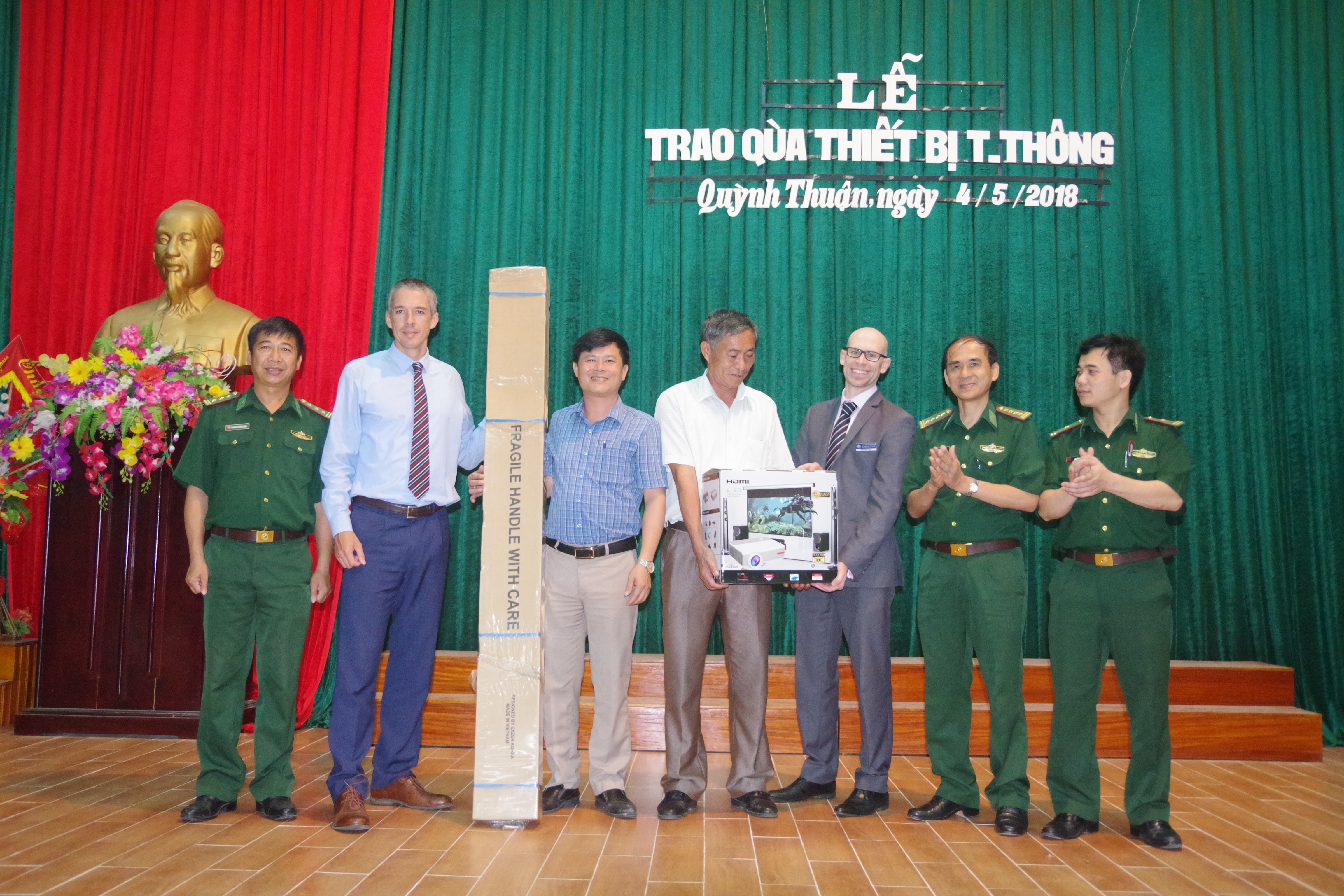 Tổ chức Di cư quốc tê IOM và Bộ đội Biên phòng Nghệ An, Đại sứ quán Australia tặng quà cho xã Quỳnh Thuận. Ảnh: Hải Thượng