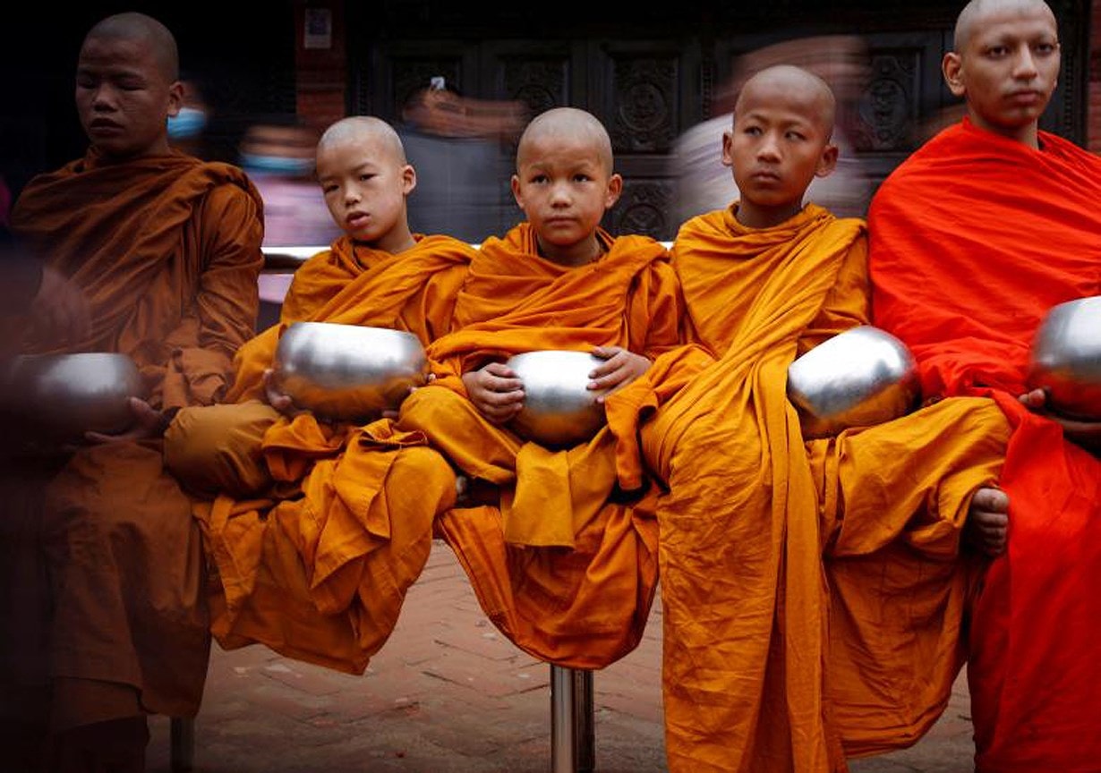 Các nhà sư khất thực bên trong Đại bảo tháp Boudhanath Stupa ở Thủ đô Kathmandu, Nepal hôm 30/4/2018 trong dịp Đại lễ Vesak. Ảnh: Reuters
