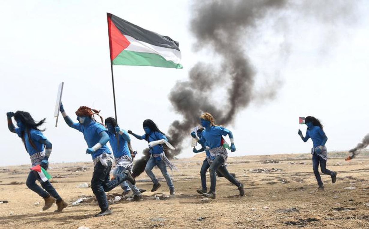 Đoàn người biểu tình Palestine giống như những nhân vật trong bộ phim Avatar tại biên giới Israel ở dải Gaza. Ảnh: Reuters
