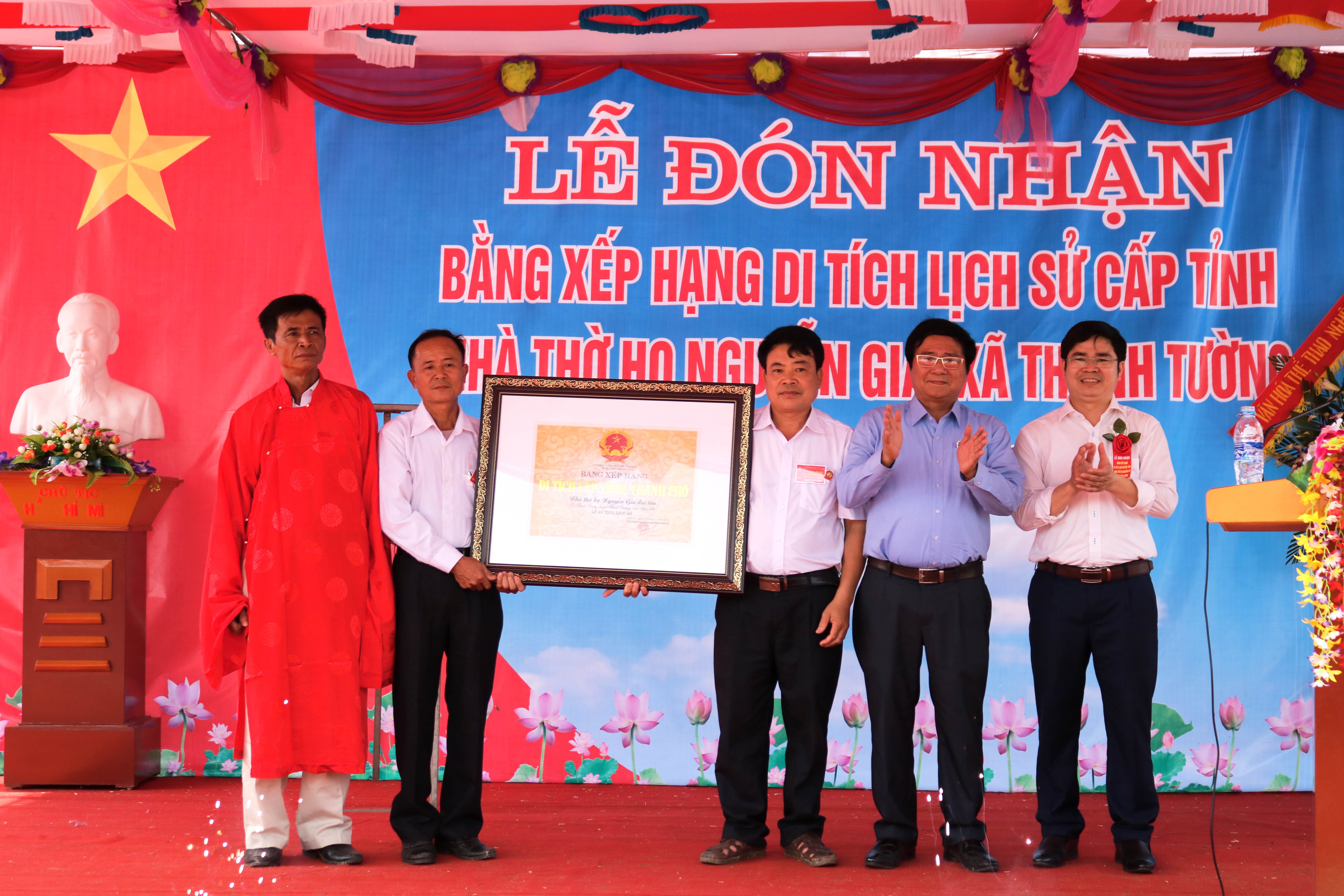Ông Hồ Mậu Thanh – Giám đốc Sở Văn hóa – Thể thao trao Bằng Di tích Lịch sử nhà thờ họ Lưu cho lãnh đạo địa phương và đại diện dòng tộc. Ảnh: Huy Thư