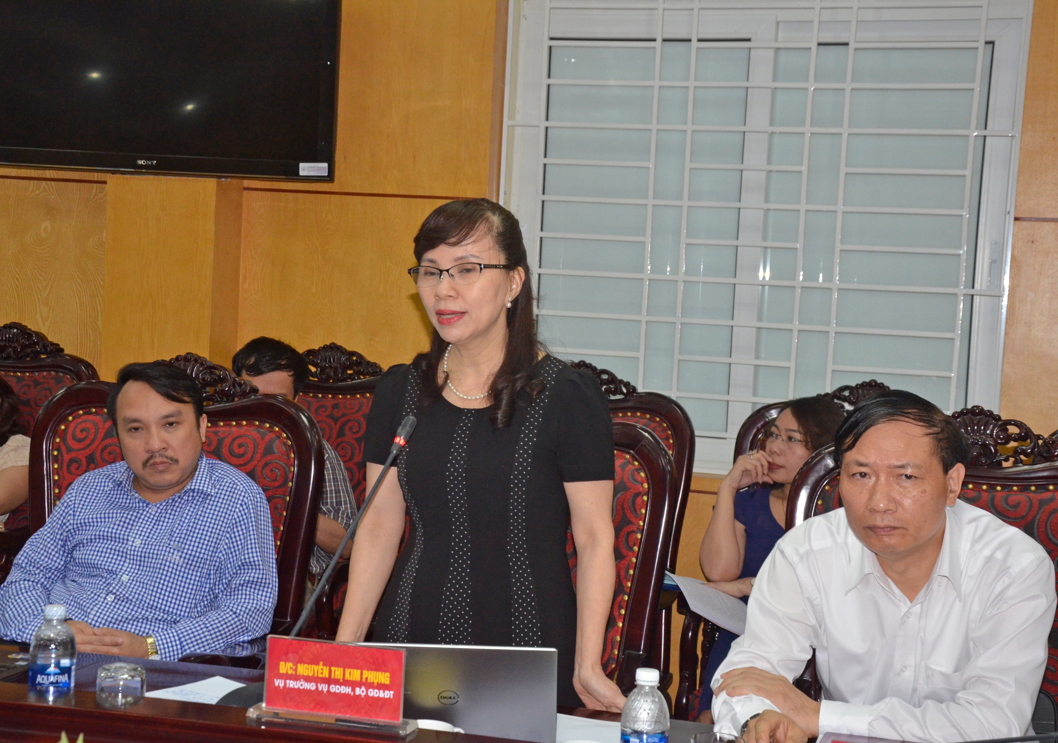 Vụ trưởng trao đổi các vấn đề đại biểu quan tâm về nội dung tự chủ trong các trường đại học, cao đẳng. Ảnh Thanh Lê