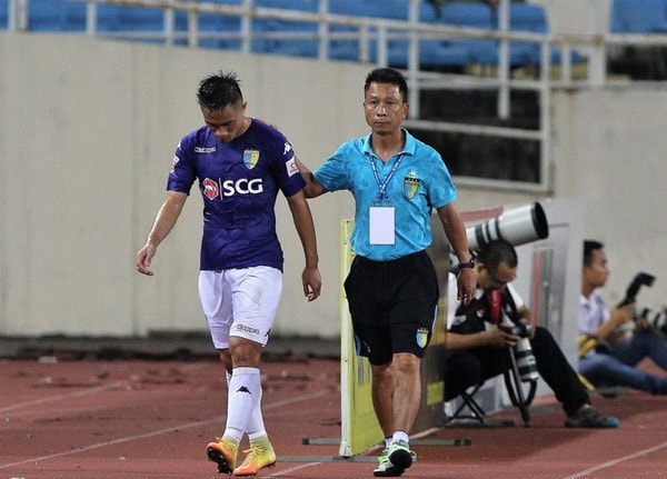 1.Ngọc Đức khi còn đá cho Hà Nội FC từng dính án kỷ luật 8 trận kèm tiền phạt 30 triệu đồng, sau tình huống phi thẳng hai chân vào người Anh Hùng của Hải Phòng nhưng cầu thủ này không hề rút kinh nghiệm. Ảnh: Internet