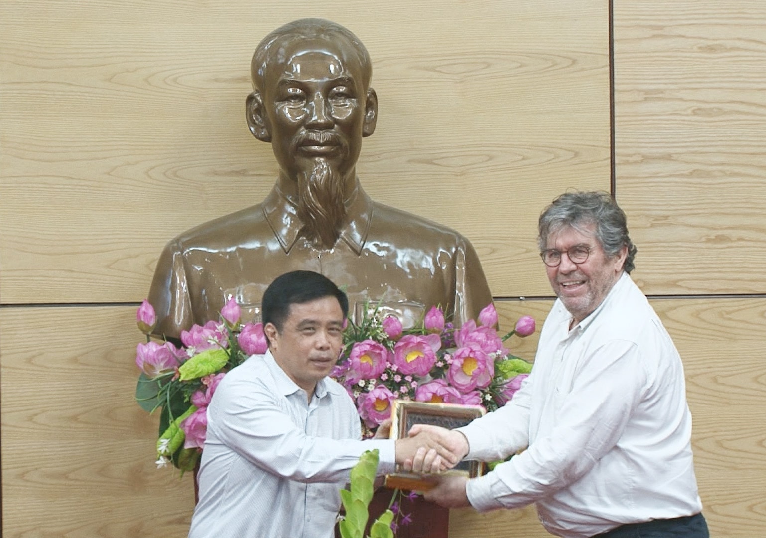Trao quà lưu niệm cho đoàn công tác ADF. Ảnh: Việt Phương