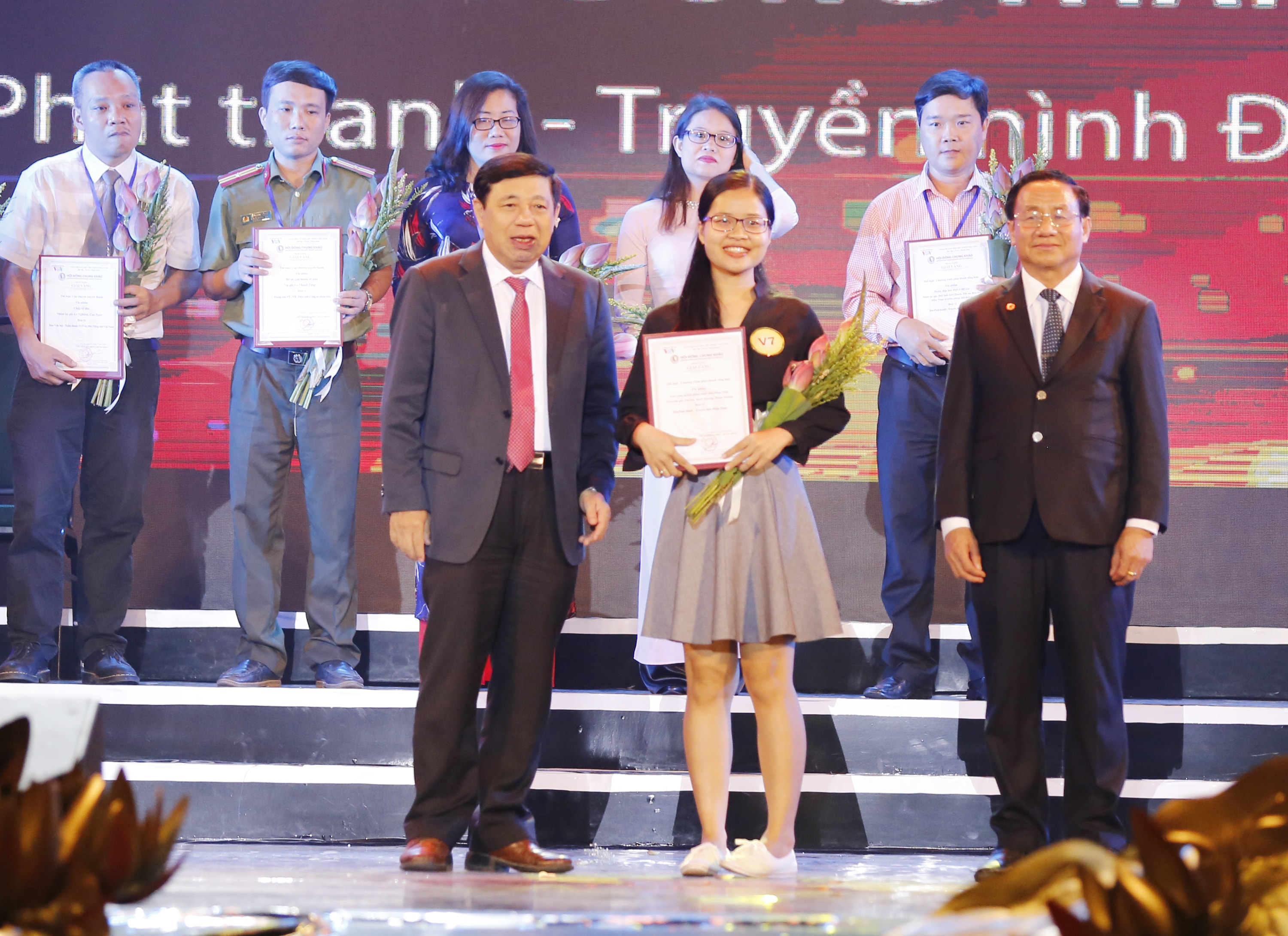 Đồng chí Nguyễn Xuân Đường và đồng chí Lê Đình Sơn trao giải vàng cho thể loại chương trình phát thanh tổng hợp và chương trình phát thanh tiếng dân tộc. Ảnh: Đức Anh