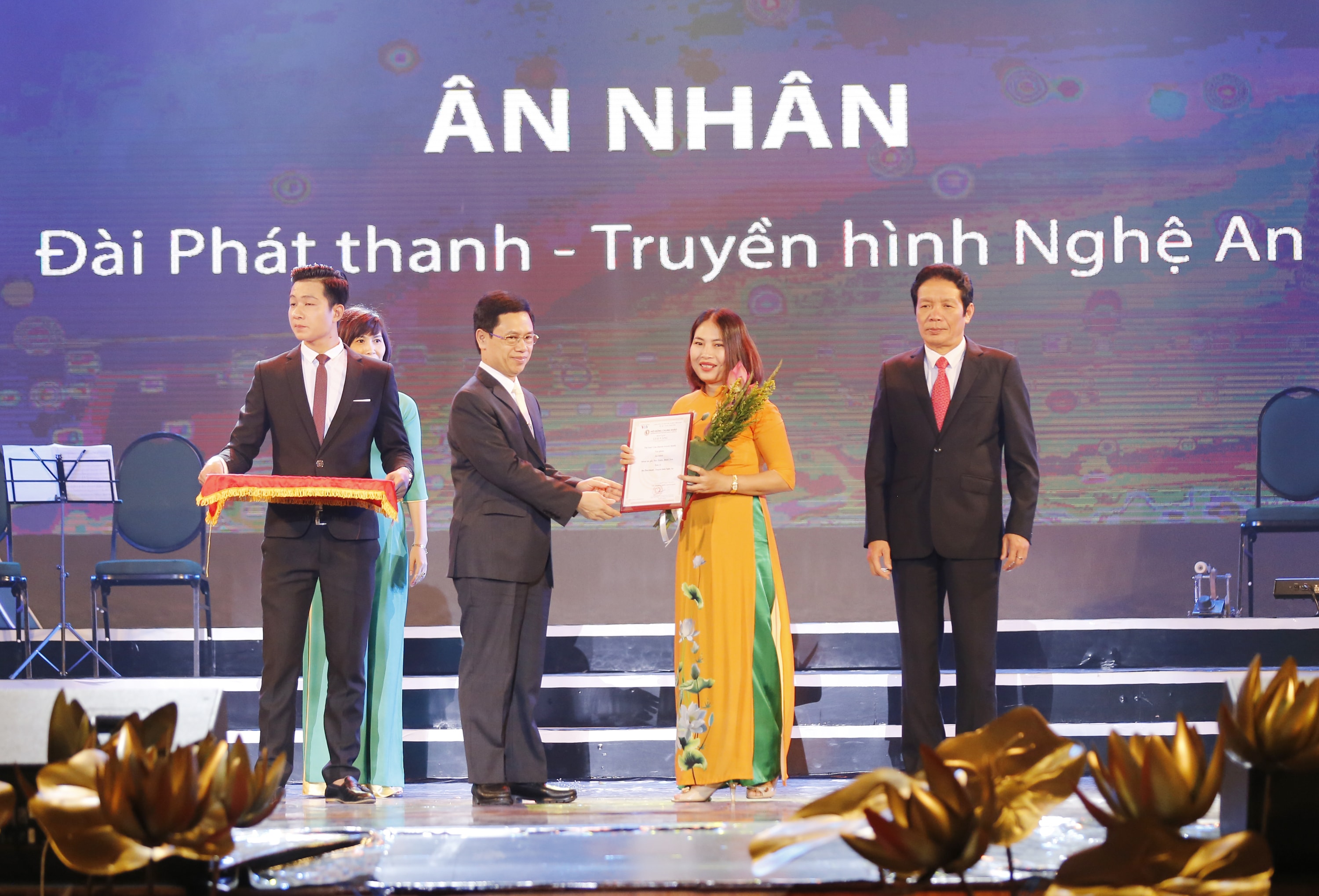 Đồng chí Nguyễn Xuân Sơn trao giải vàng cho thể loại câu chuyện truyền thanh. Ảnh: Đức Anh