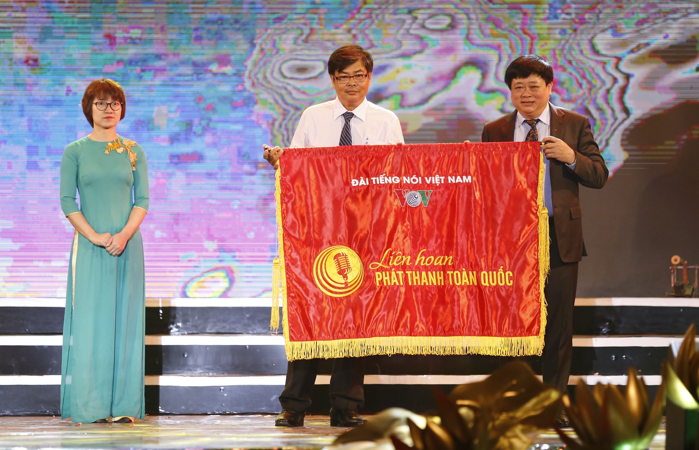 Đồng chí Nguyễn Thế Kỷ trao cờ cho Đài PT-TH Đồng Tháp, đơn vị đăng cai Liên hoan Phát thanh toàn quốc lần thứ 14.  Ảnh. Đức Anh