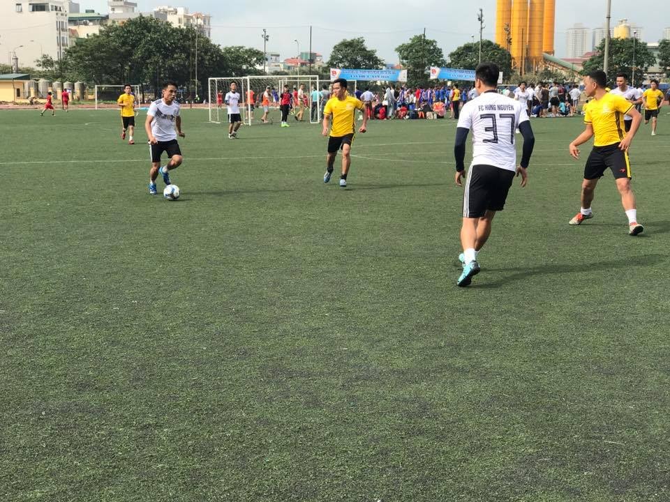 Ra quân mở màn FC Hưng Nguyên gặp FC Thanh Chương và chúng ta đã giành chiến thắng với tỷ số 2-0. Trong niềm vui chiến thắng Đồng chí Chủ tịch UBND huyện thưởng nóng cho cầu thủ ghi bàn đầu tiên số 11 Trần Văn Việt số tiền 500.000 đ, BTV Huyện đoàn thưởng bàn thắng thứ 2 của cầu thủ mang áo số 37 Dương Văn Phú số tiền 200.000 đ.