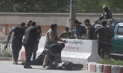 Cảnh sát giúp đỡ nạn nhân vụ đánh bom ở Kabul. Ảnh: Reuters.